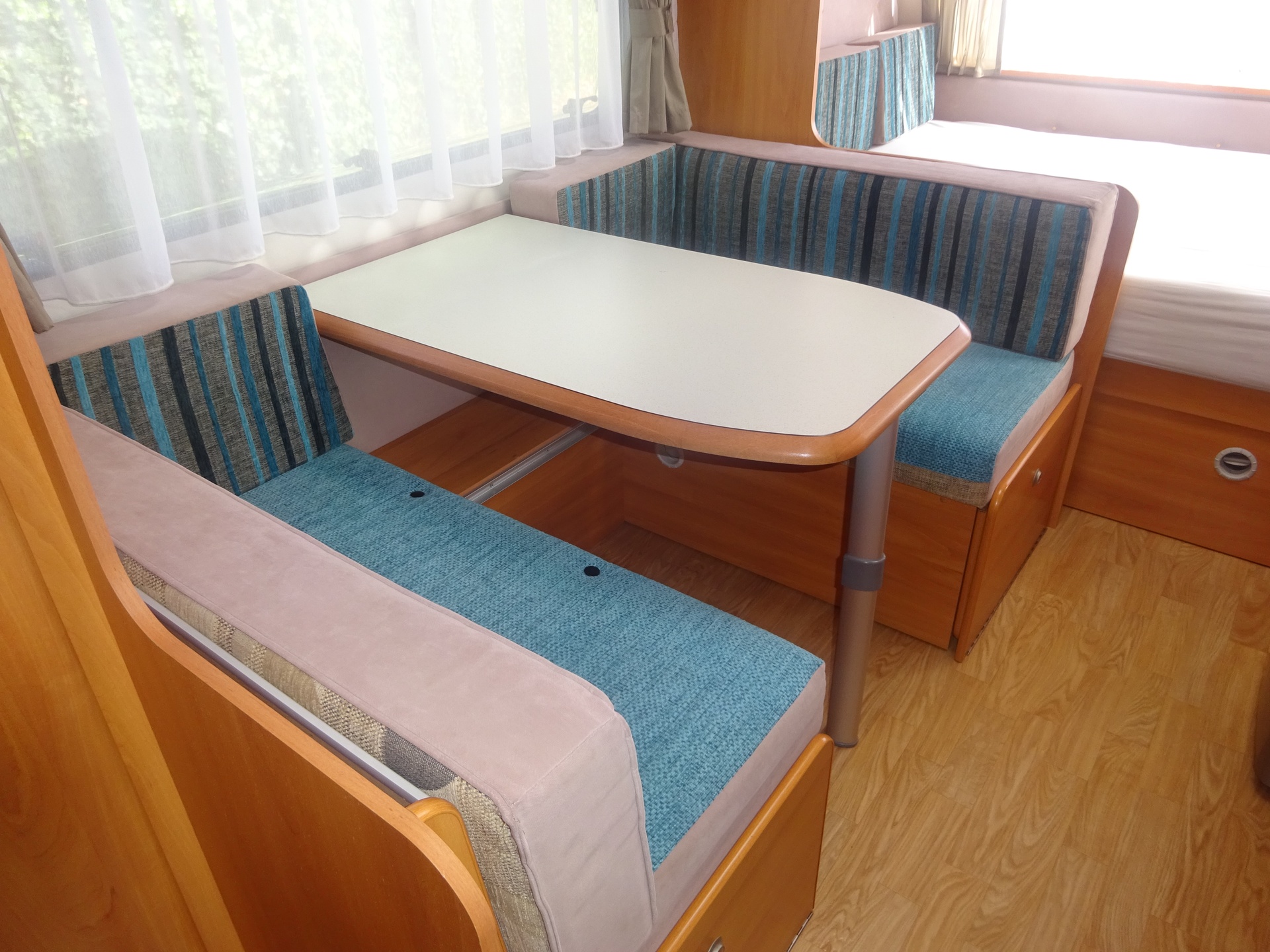 Homestar Racer 430 Vast Bed en Treinzit #TOPPER#