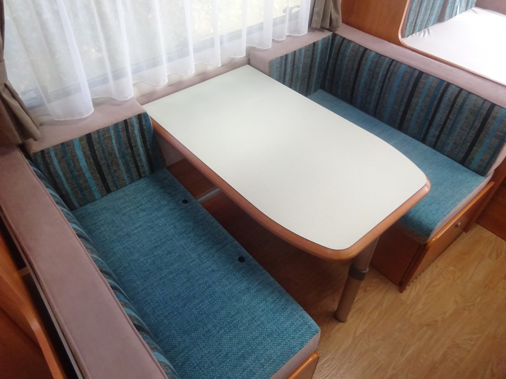 Homestar Racer 430 Vast Bed en Treinzit #TOPPER#