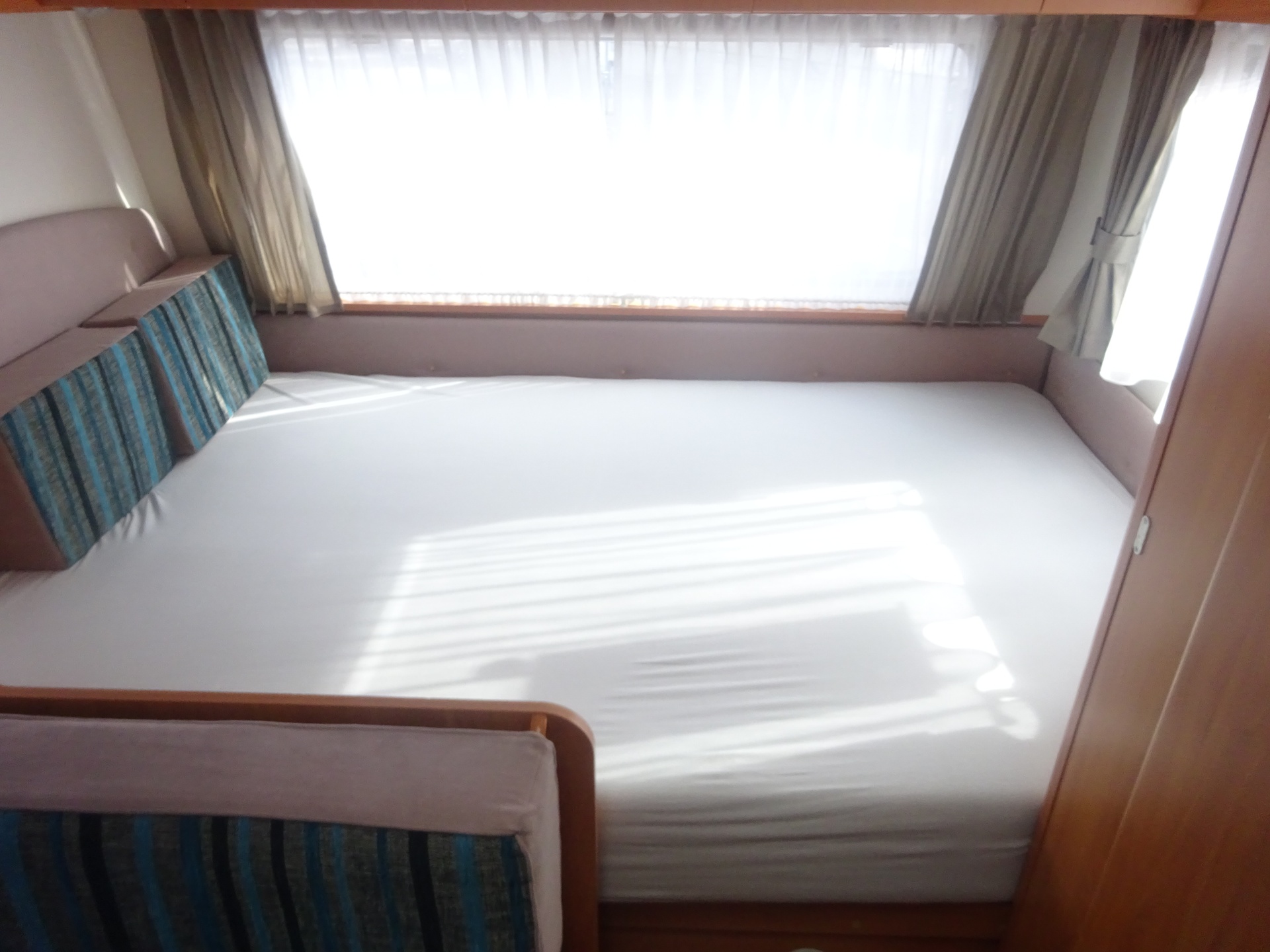 Homestar Racer 430 Vast Bed en Treinzit #TOPPER#