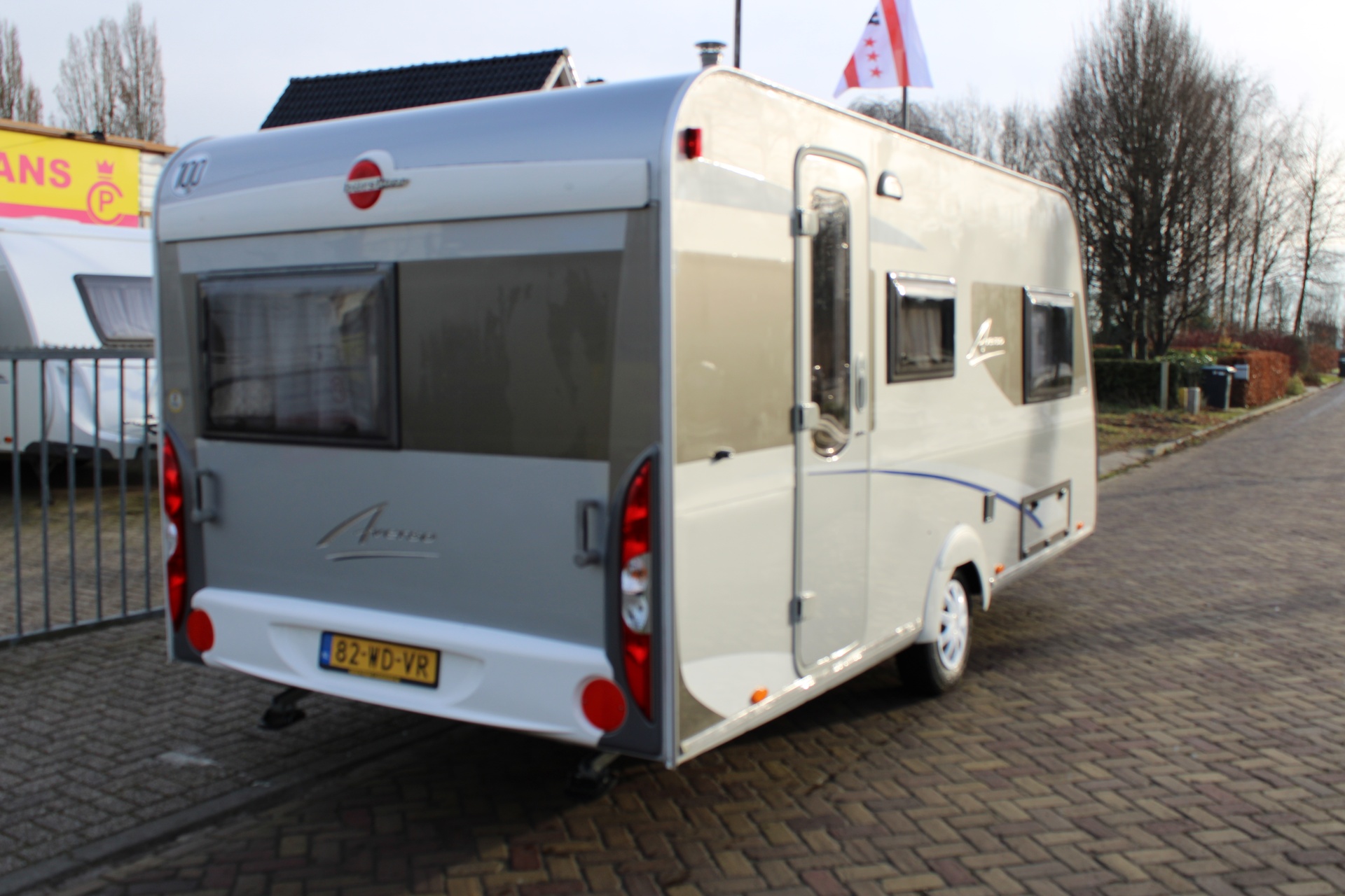 Burstner Averso 450 Frans Bed en Rondzit