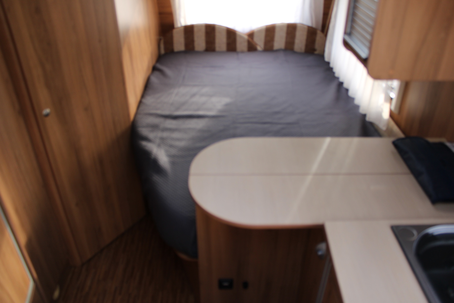 Burstner Averso 450 Frans Bed en Rondzit