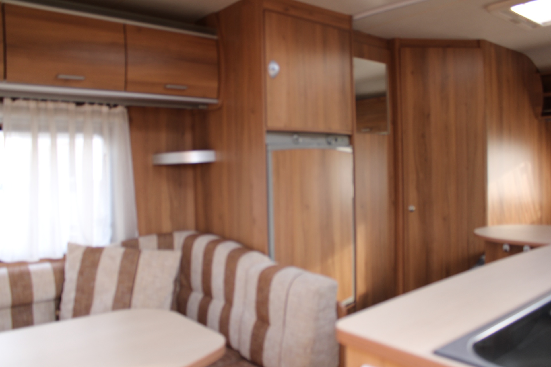 Burstner Averso 450 Frans Bed en Rondzit