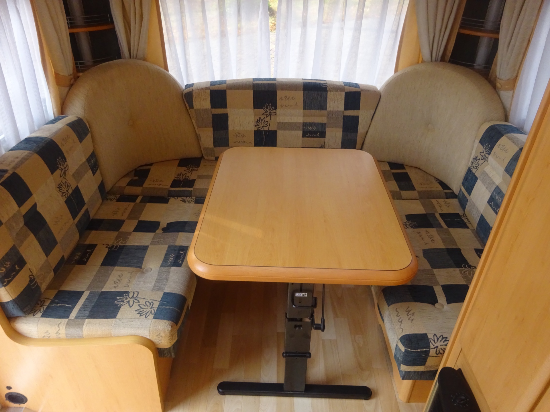 Hobby De luxe 450 UB Vast Bed en Rondzit+Mover