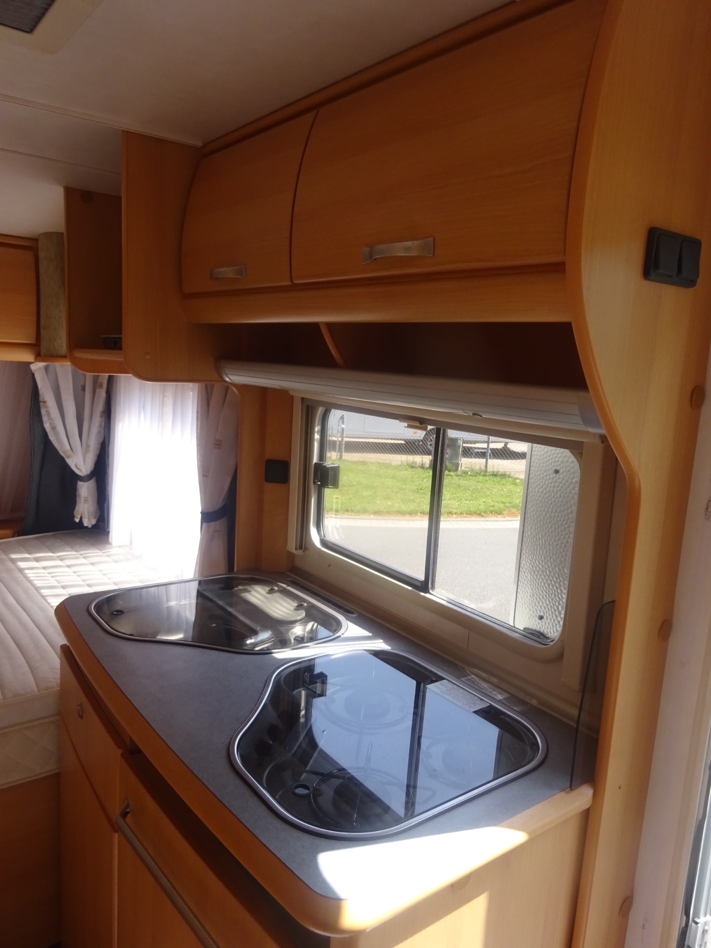 Tec Travelking 450 Met Vast Bed Mover en Airco