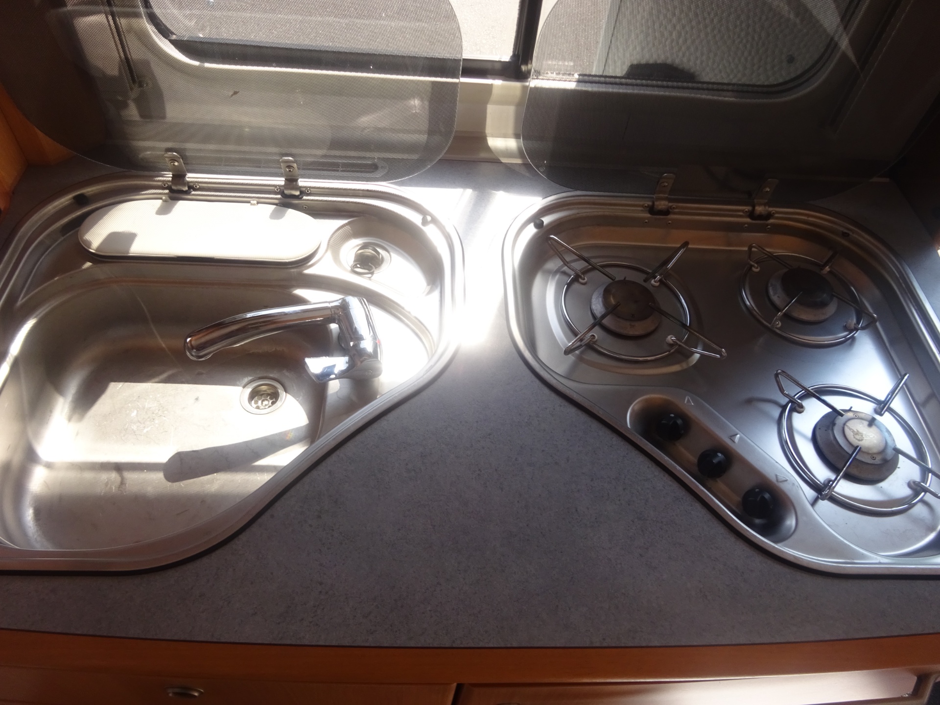 Tec Travelking 450 Met Vast Bed Mover en Airco