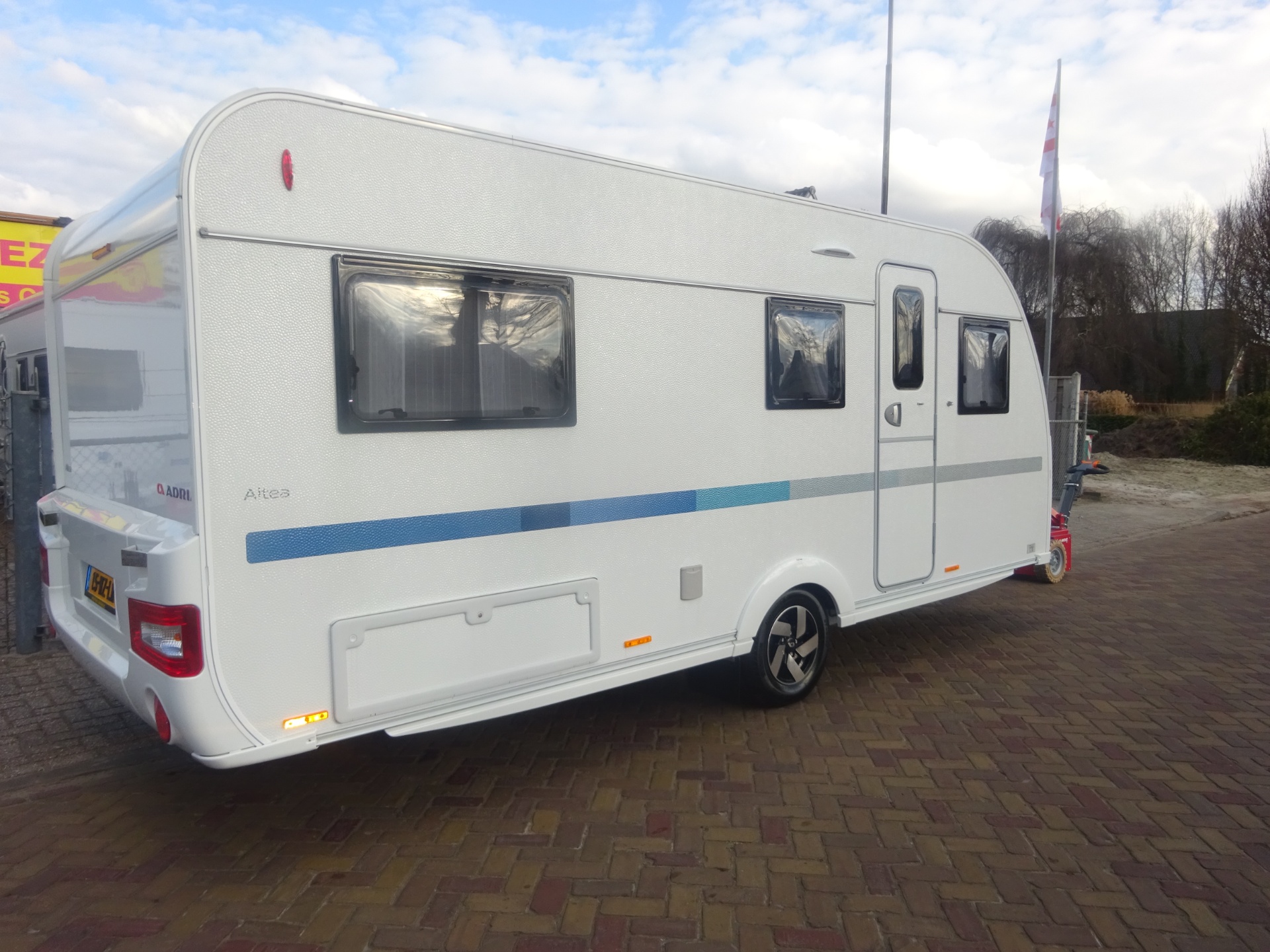 Adria Altea 502 UL Enkele Bedden Grote Koelkast en Rondzit