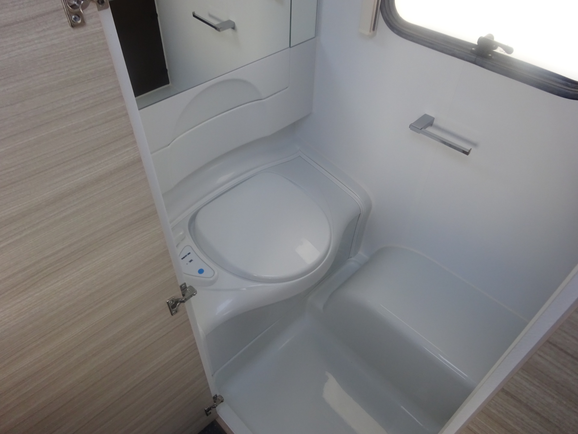 Adria Altea 502 UL Enkele Bedden Grote Koelkast en Rondzit