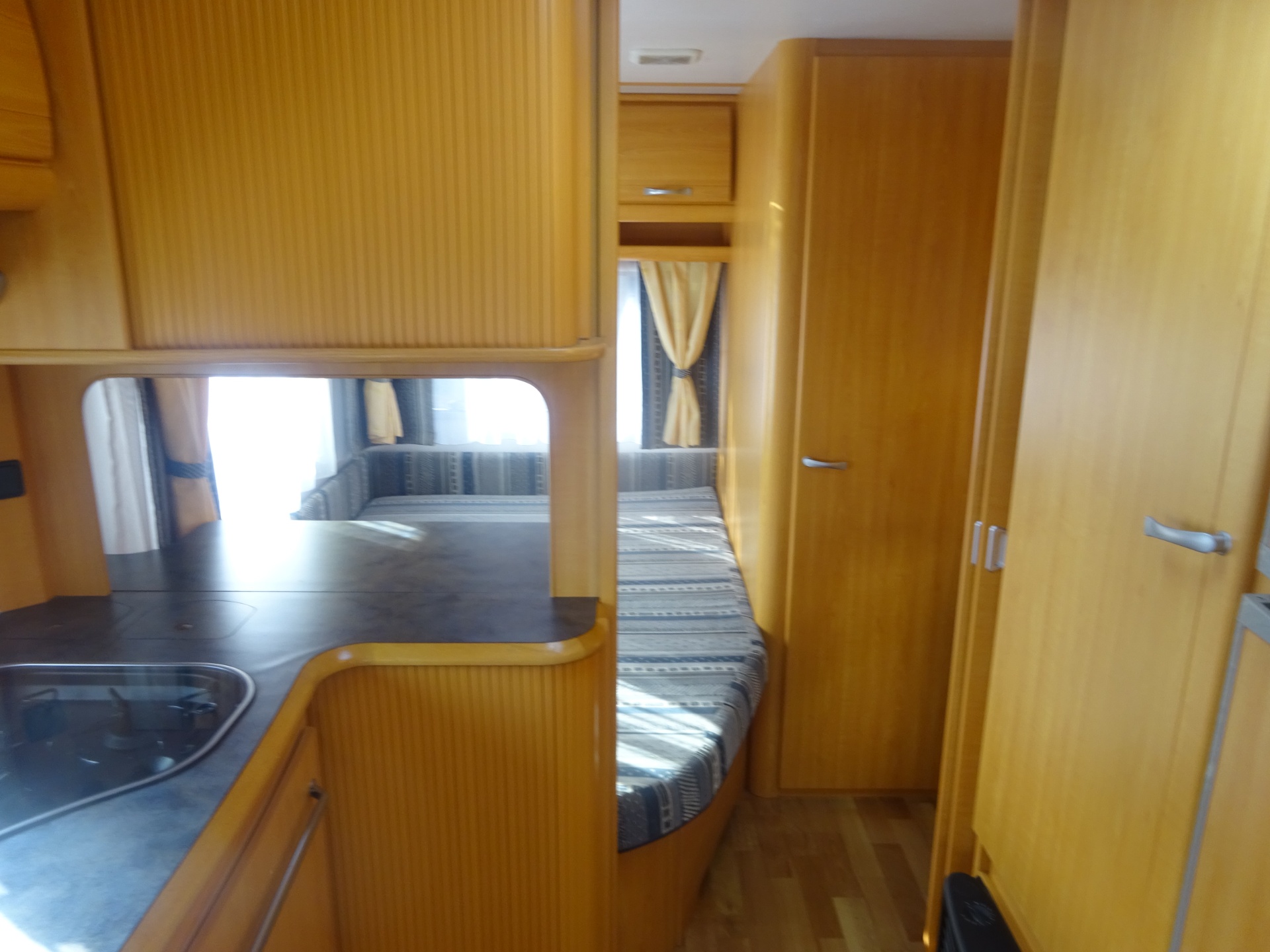 Lmc Munsterland 510 Frans Bed+Rondzit+Grote Koelkast en Mover