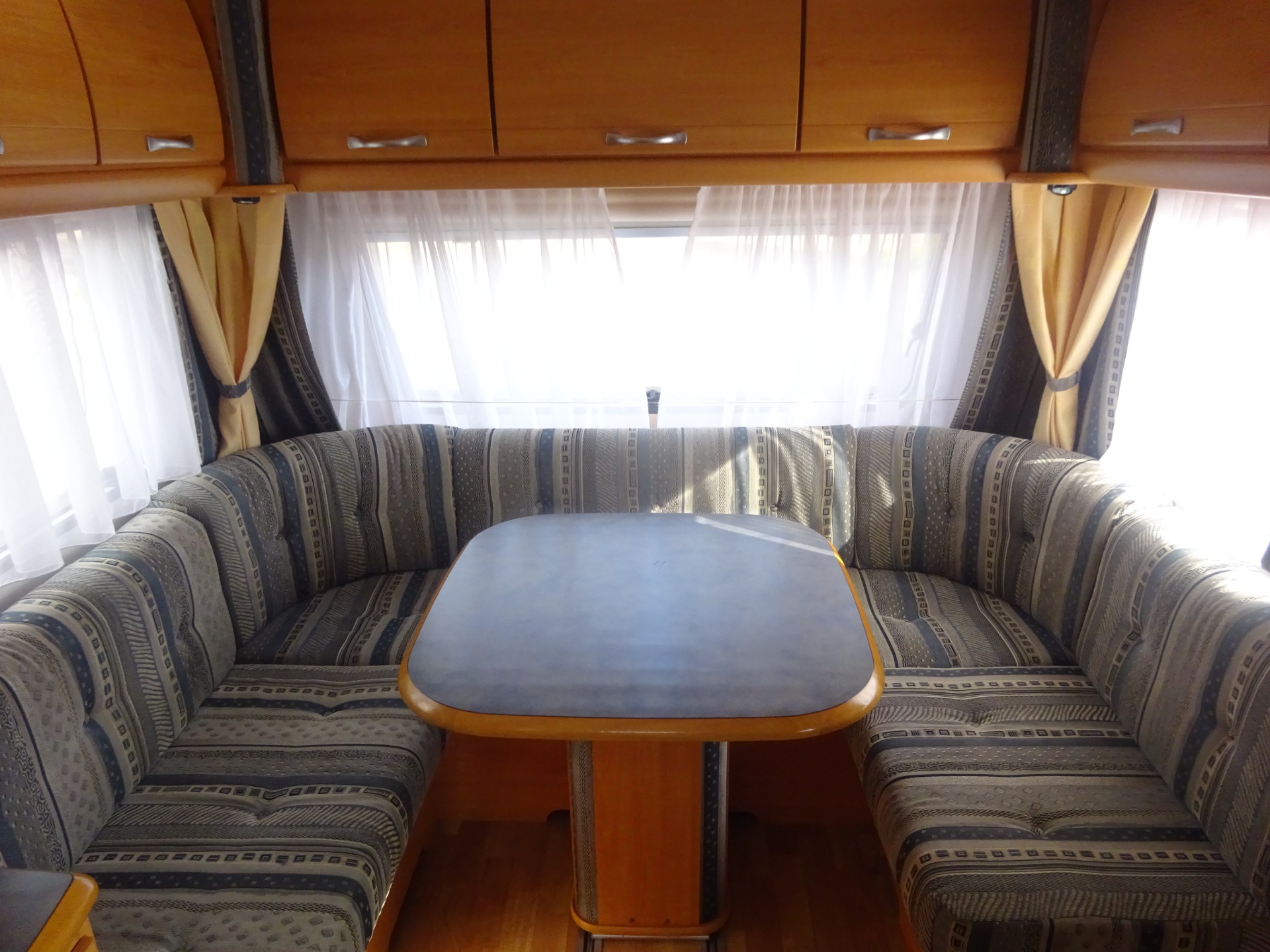 Lmc Munsterland 510 Frans Bed+Rondzit+Grote Koelkast en Mover