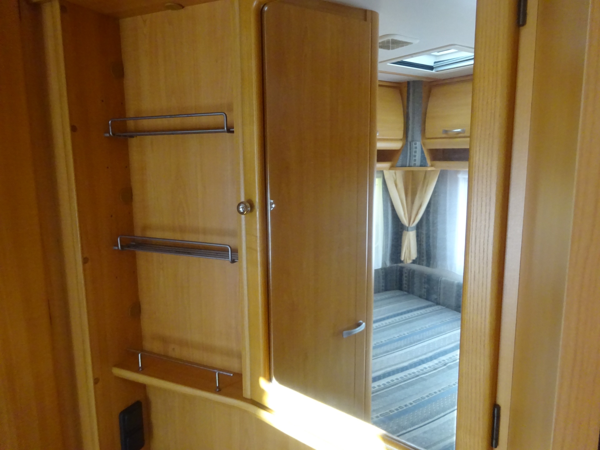 Lmc Munsterland 510 Frans Bed+Rondzit+Grote Koelkast en Mover