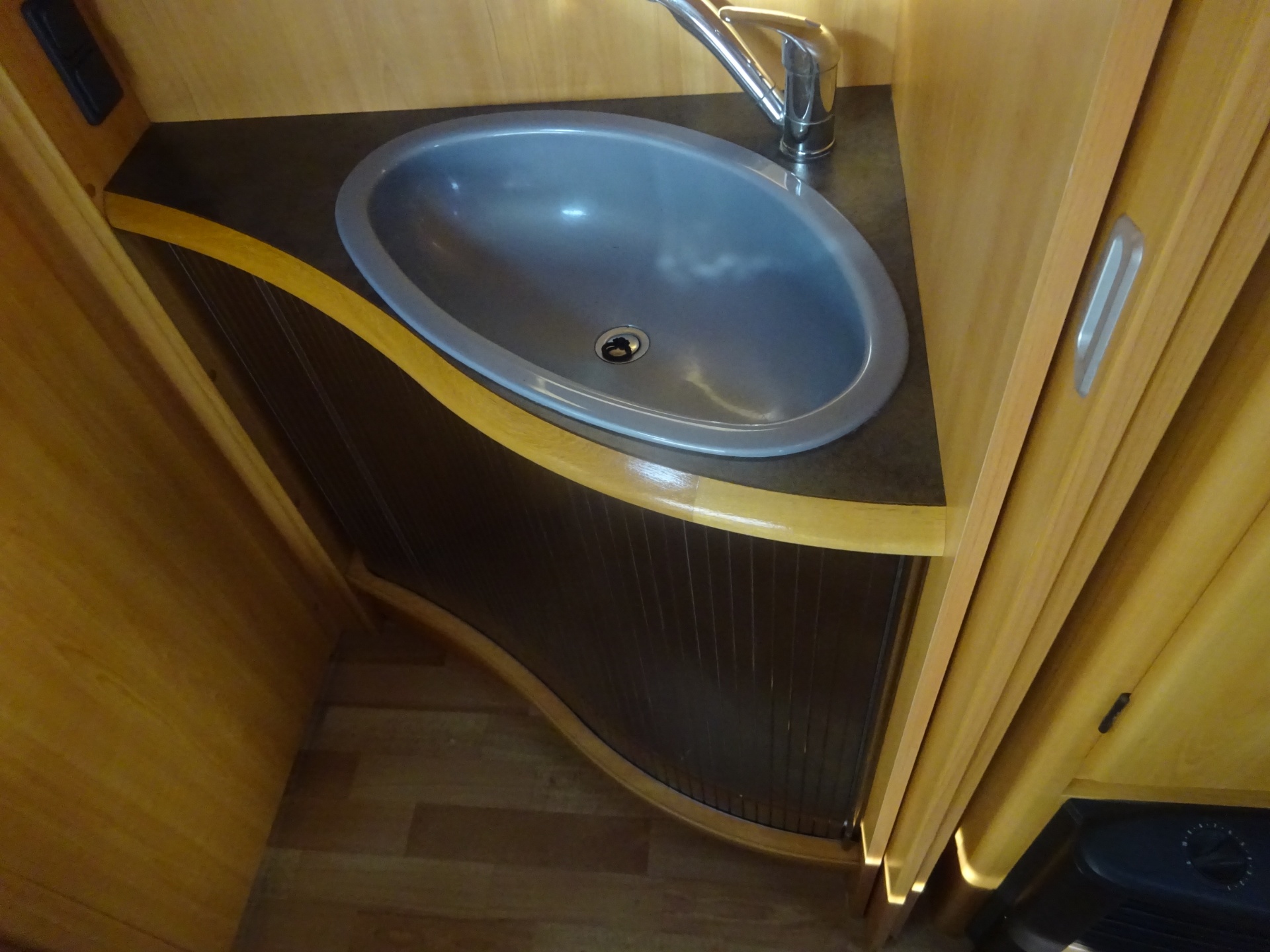 Lmc Munsterland 510 Frans Bed+Rondzit+Grote Koelkast en Mover