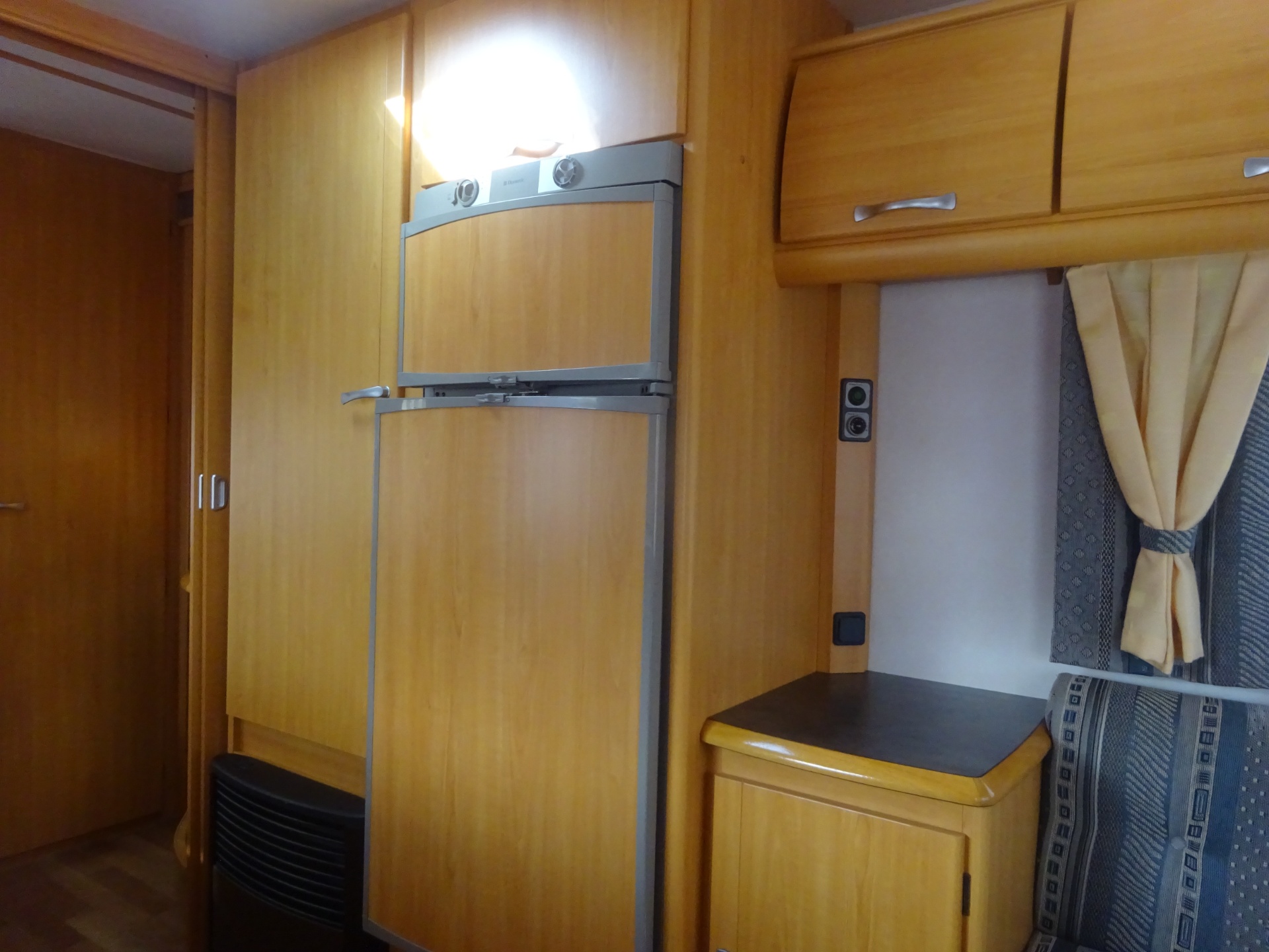 Lmc Munsterland 510 Frans Bed+Rondzit+Grote Koelkast en Mover