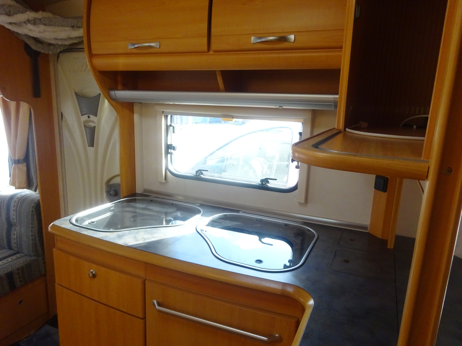 Lmc Munsterland 510 Frans Bed+Rondzit+Grote Koelkast en Mover