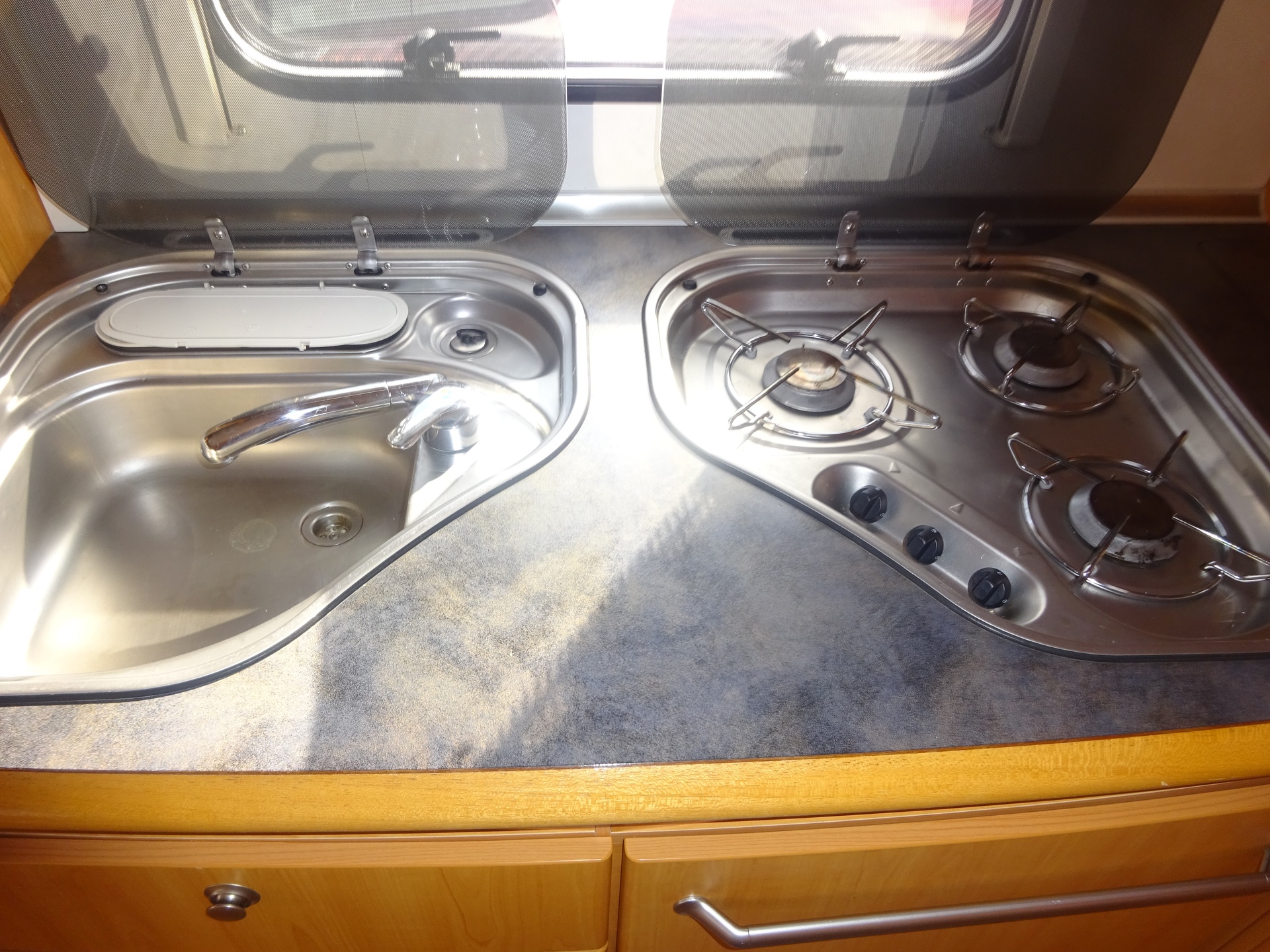 Lmc Munsterland 510 Frans Bed+Rondzit+Grote Koelkast en Mover