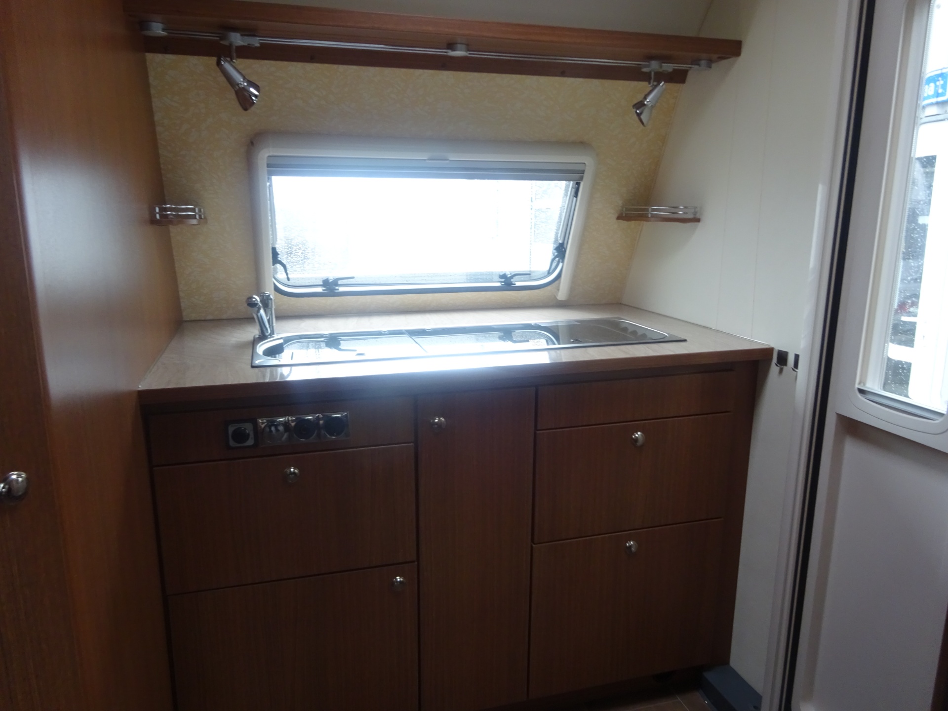 Burstner Averso 410 Plus Met HefBed en Mover