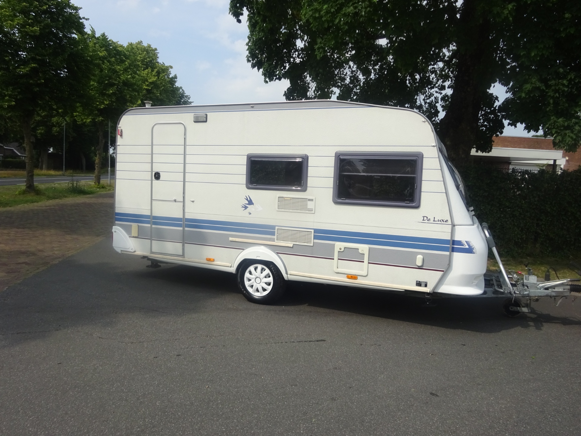 Hobby De luxe 440SF Met Brede Keuken +Vast Bed en Treinzit