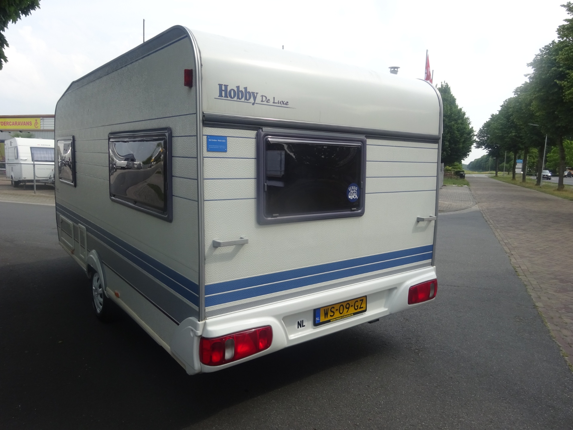 Hobby De luxe 440SF Met Brede Keuken +Vast Bed en Treinzit