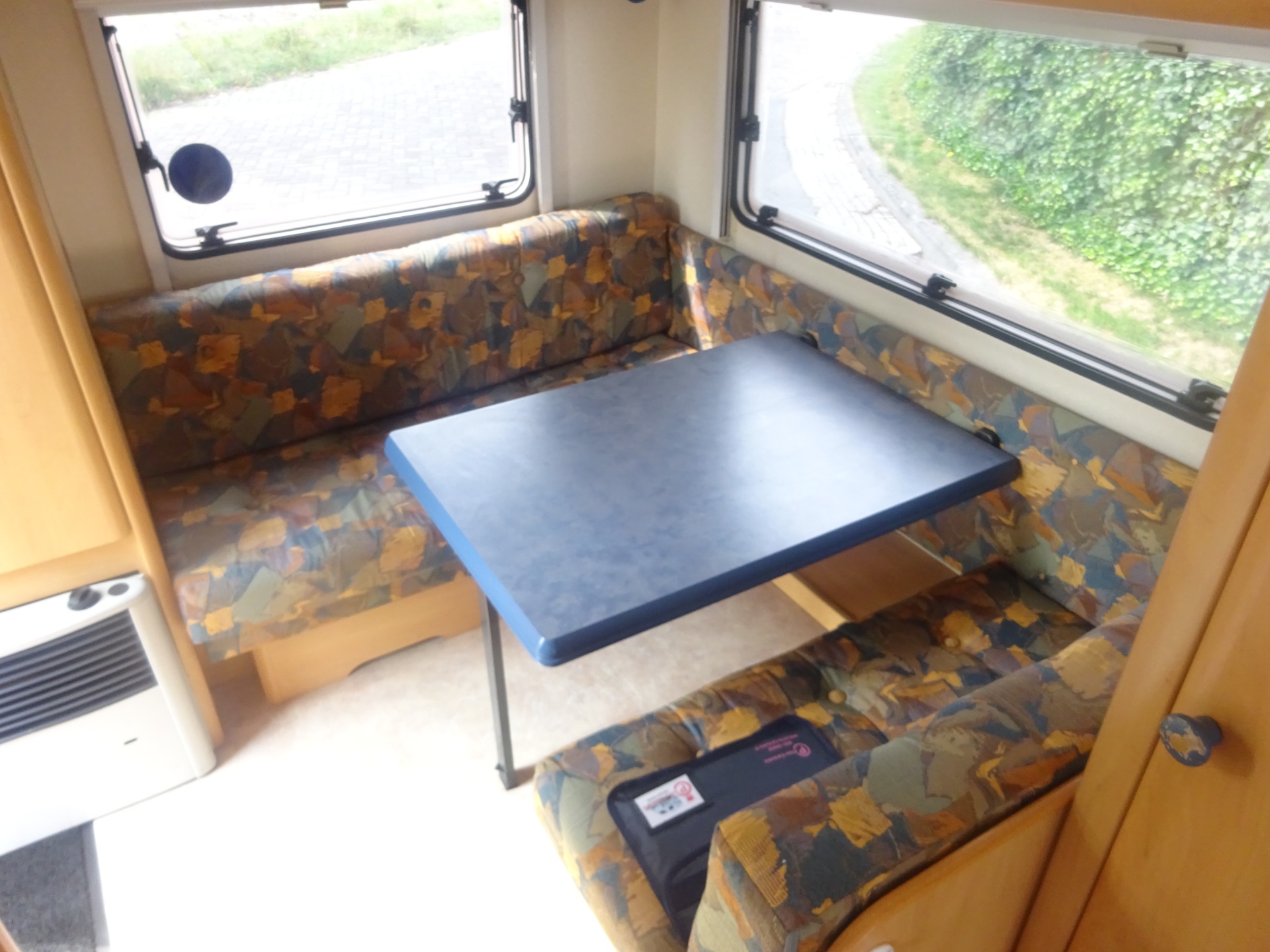 Hobby De luxe 440SF Met Brede Keuken +Vast Bed en Treinzit