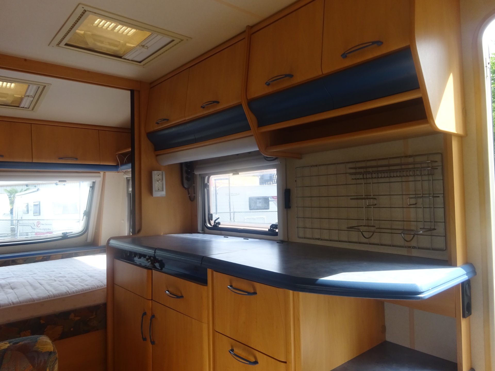 Hobby De luxe 440SF Met Brede Keuken +Vast Bed en Treinzit