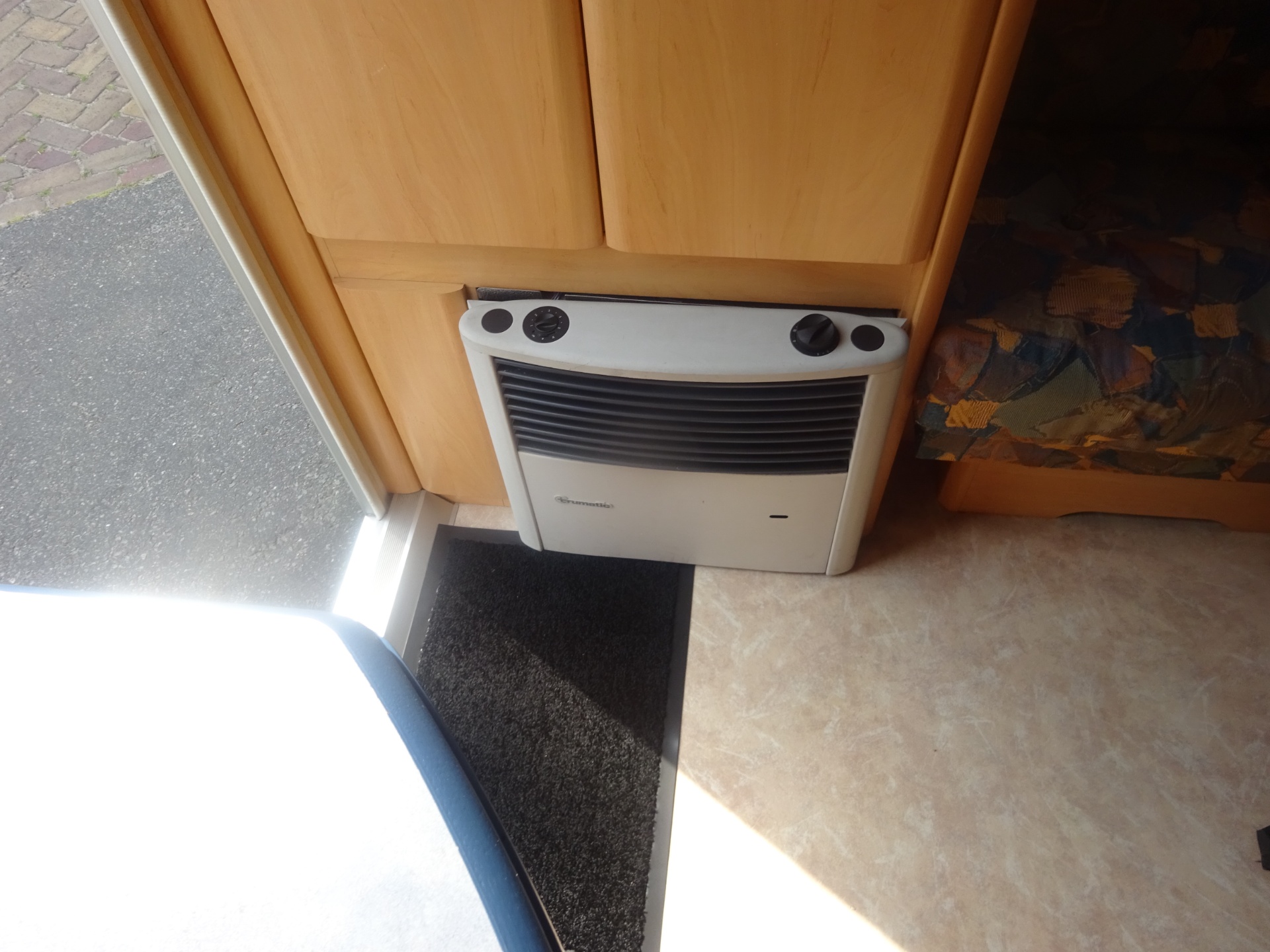 Hobby De luxe 440SF Met Brede Keuken +Vast Bed en Treinzit