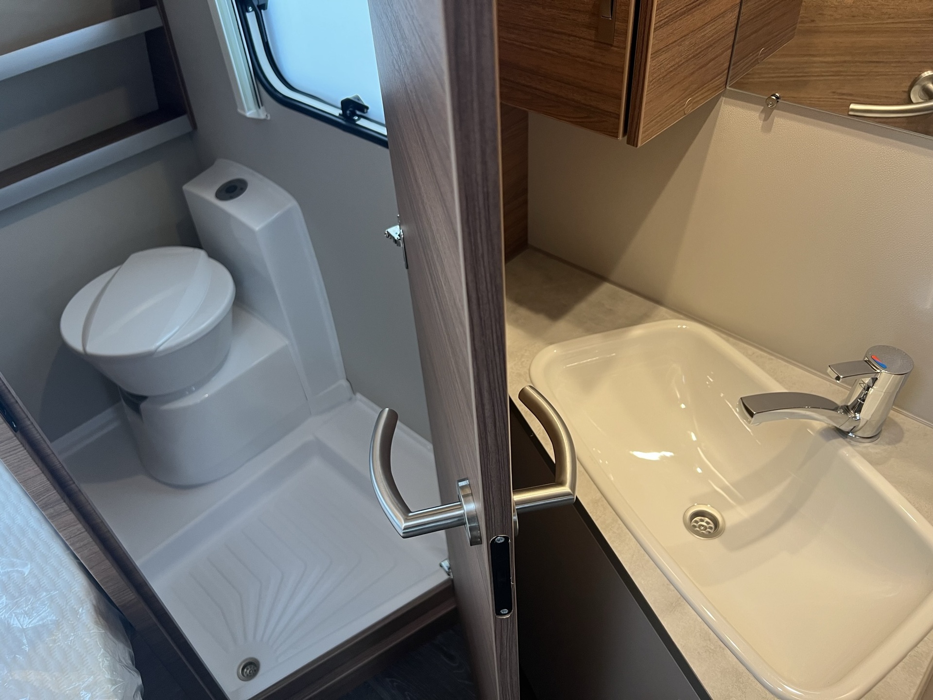 Knaus Sport 450 FU - plus-paket - 1700 kg - vast bed - nieuw