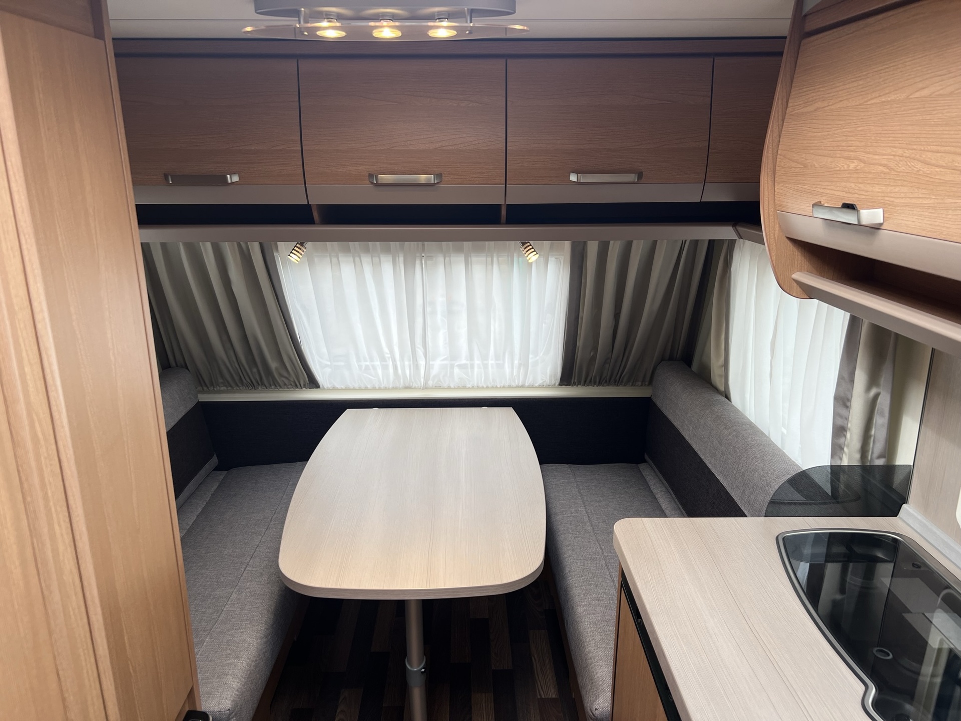 Knaus Sport 400 LK - stapelbed - brand voortent - 4 persoons