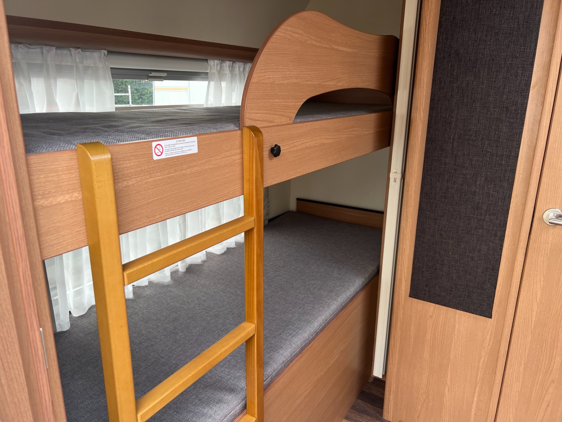 Knaus Sport 400 LK - stapelbed - brand voortent - 4 persoons