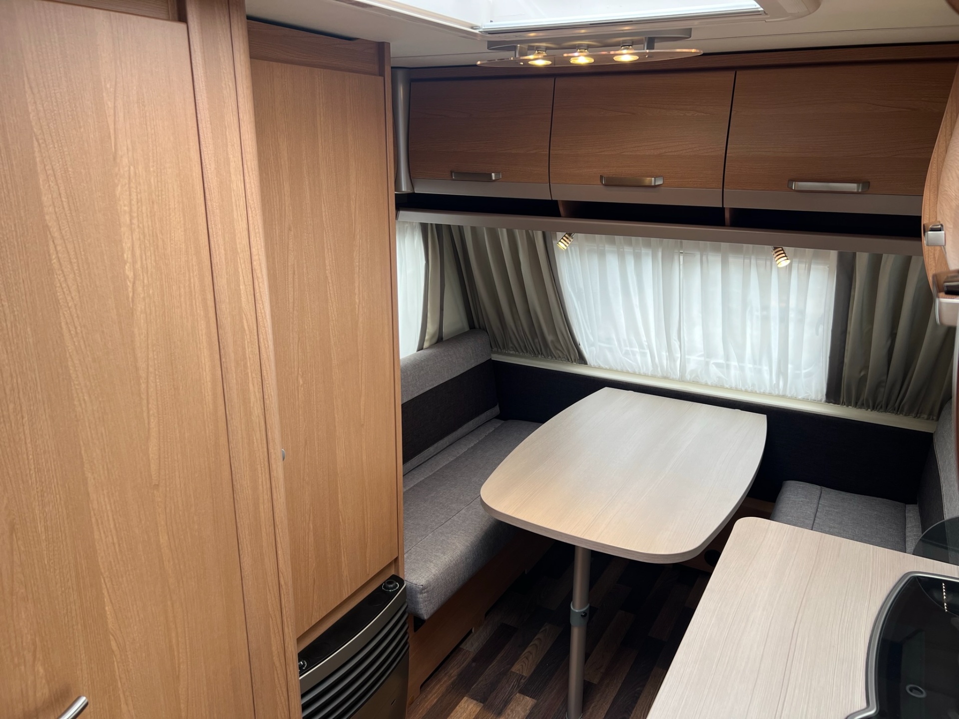 Knaus Sport 400 LK - stapelbed - brand voortent - 4 persoons