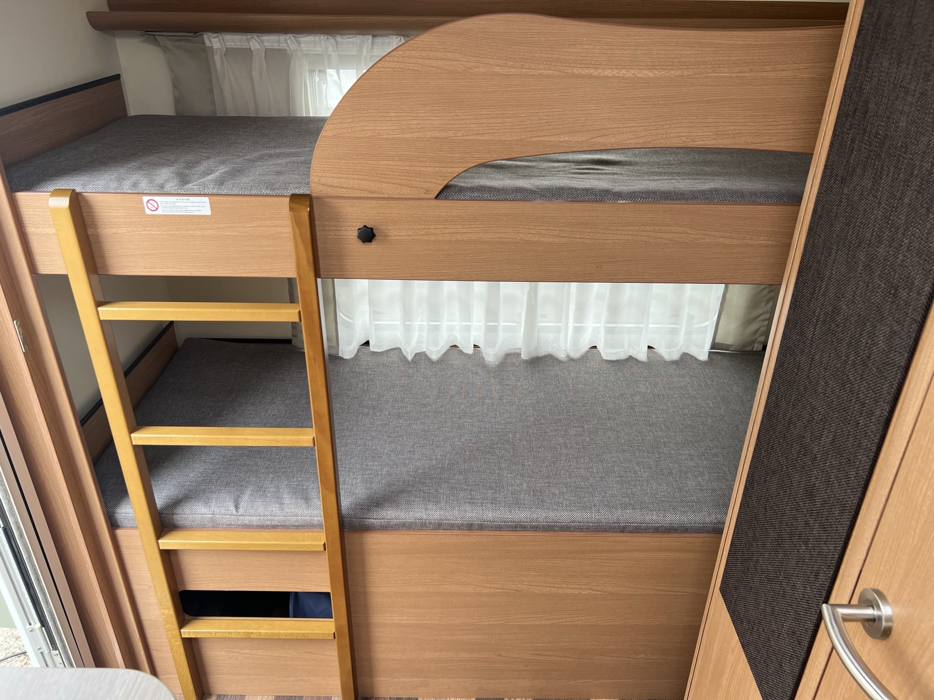 Knaus Sport 400 LK - stapelbed - brand voortent - 4 persoons