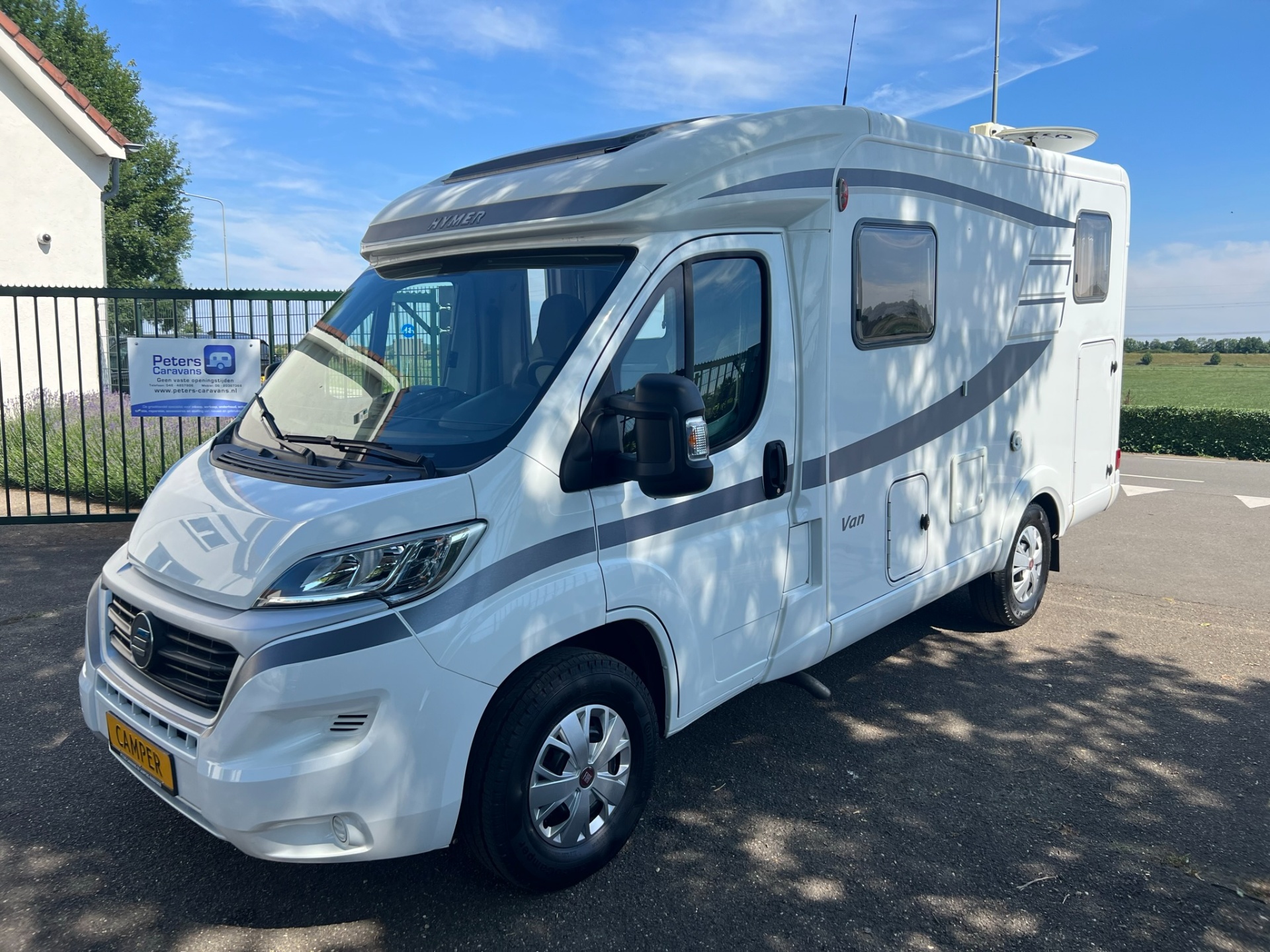 Hymer Van 374 - automaat - motor en dak airco - enkele bedden