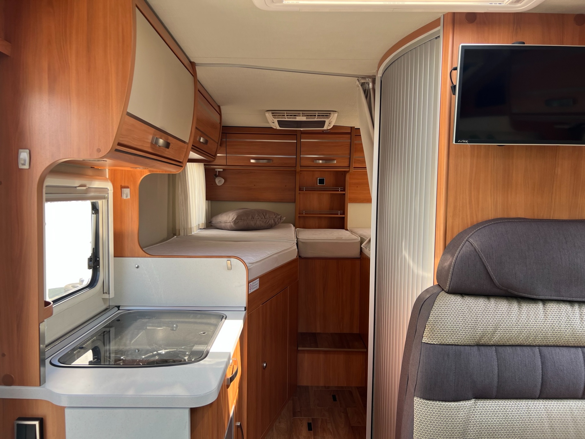 Hymer Van 374 - automaat - motor en dak airco - enkele bedden