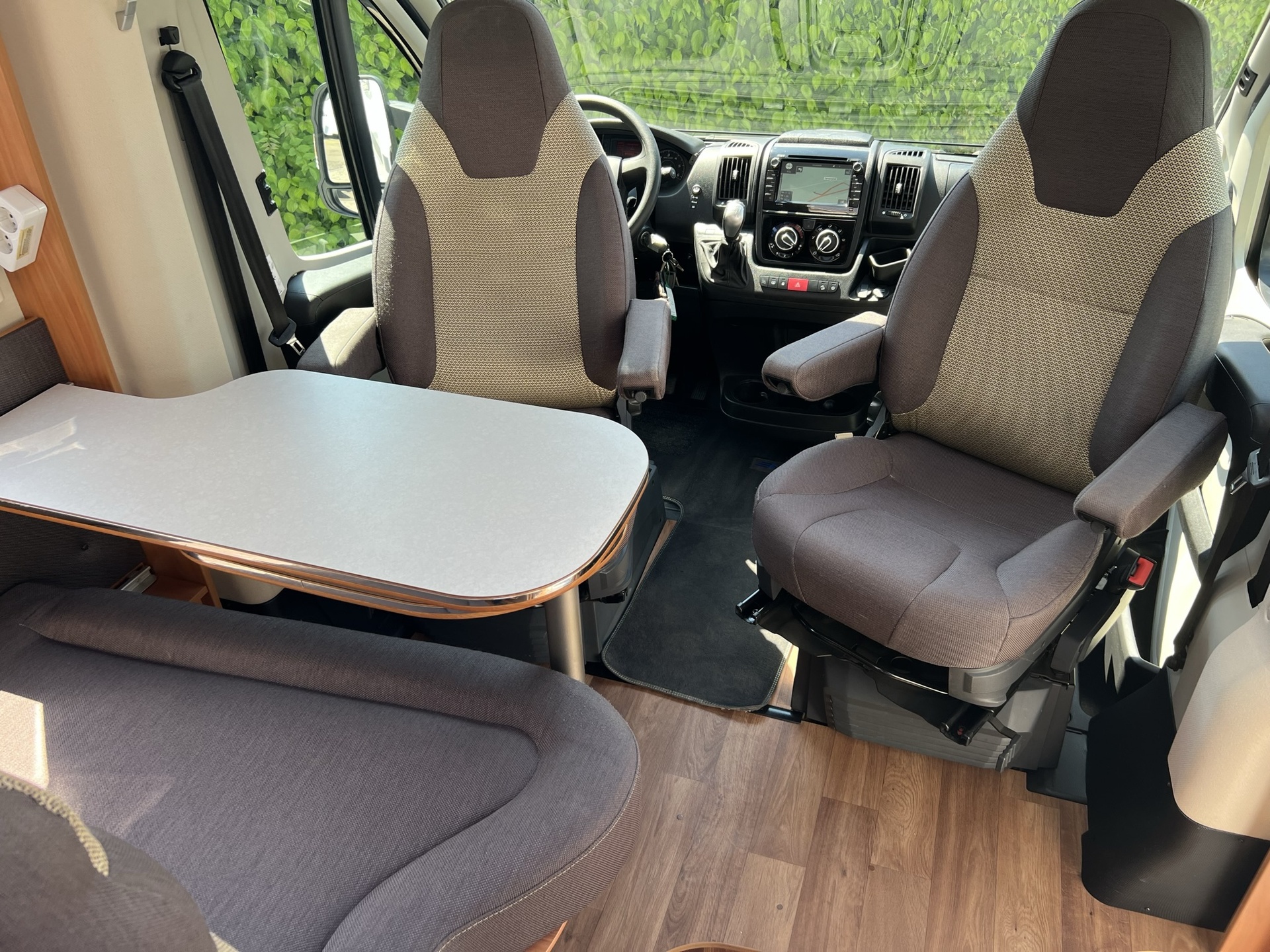 Hymer Van 374 - automaat - motor en dak airco - enkele bedden