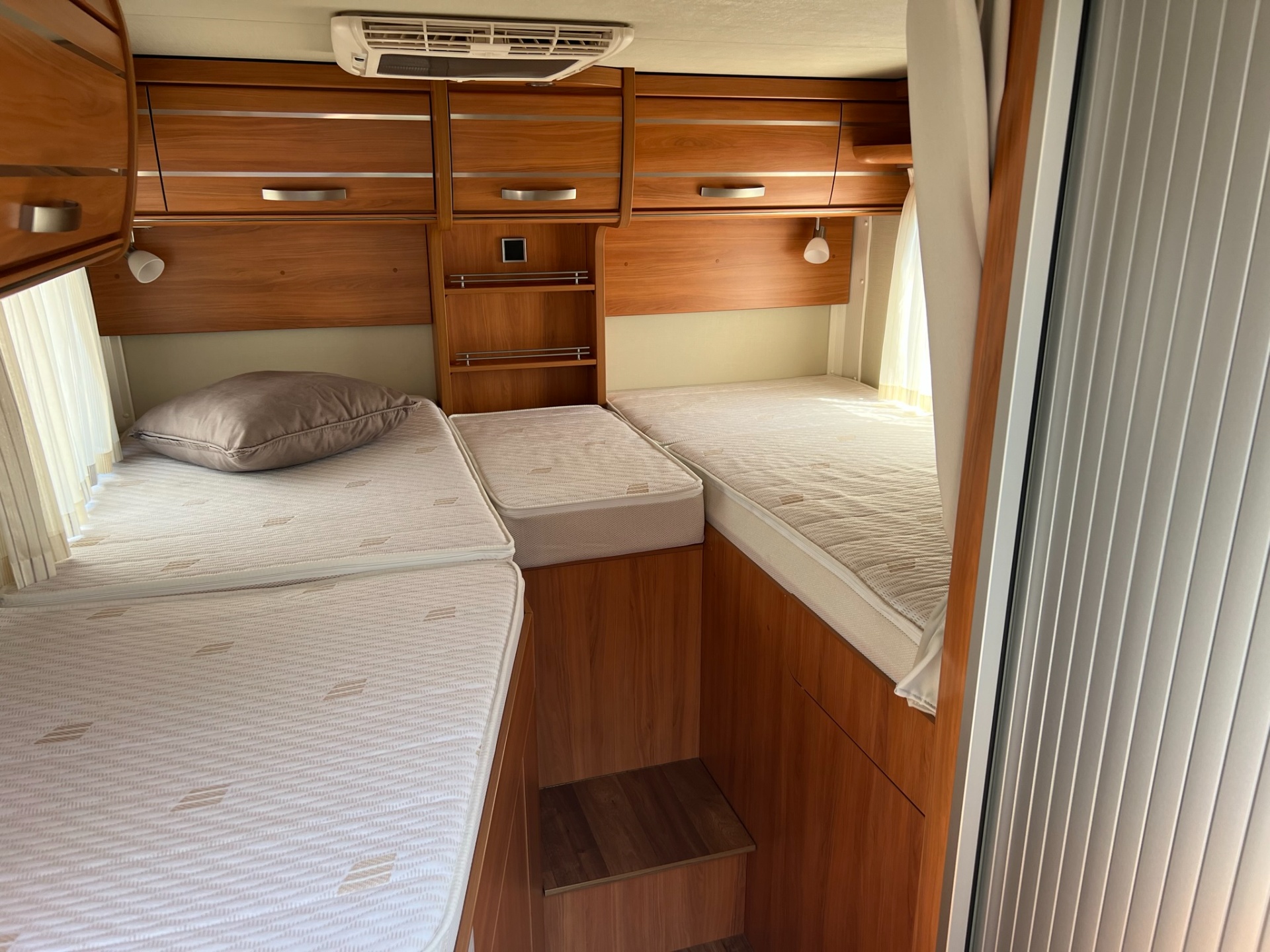 Hymer Van 374 - automaat - motor en dak airco - enkele bedden