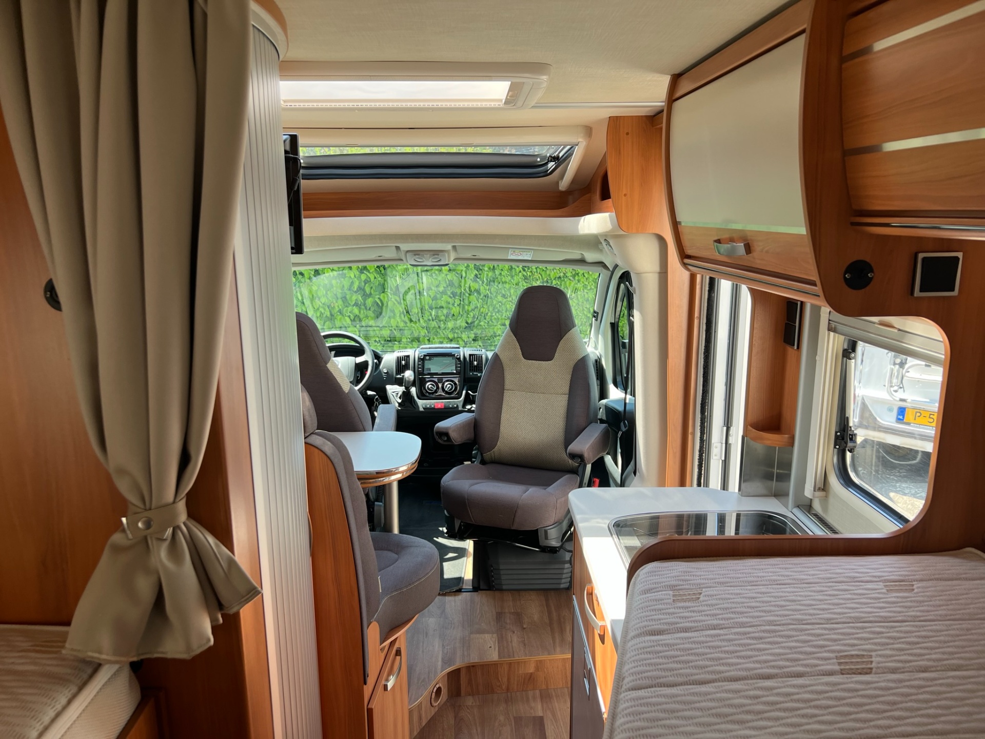 Hymer Van 374 - automaat - motor en dak airco - enkele bedden