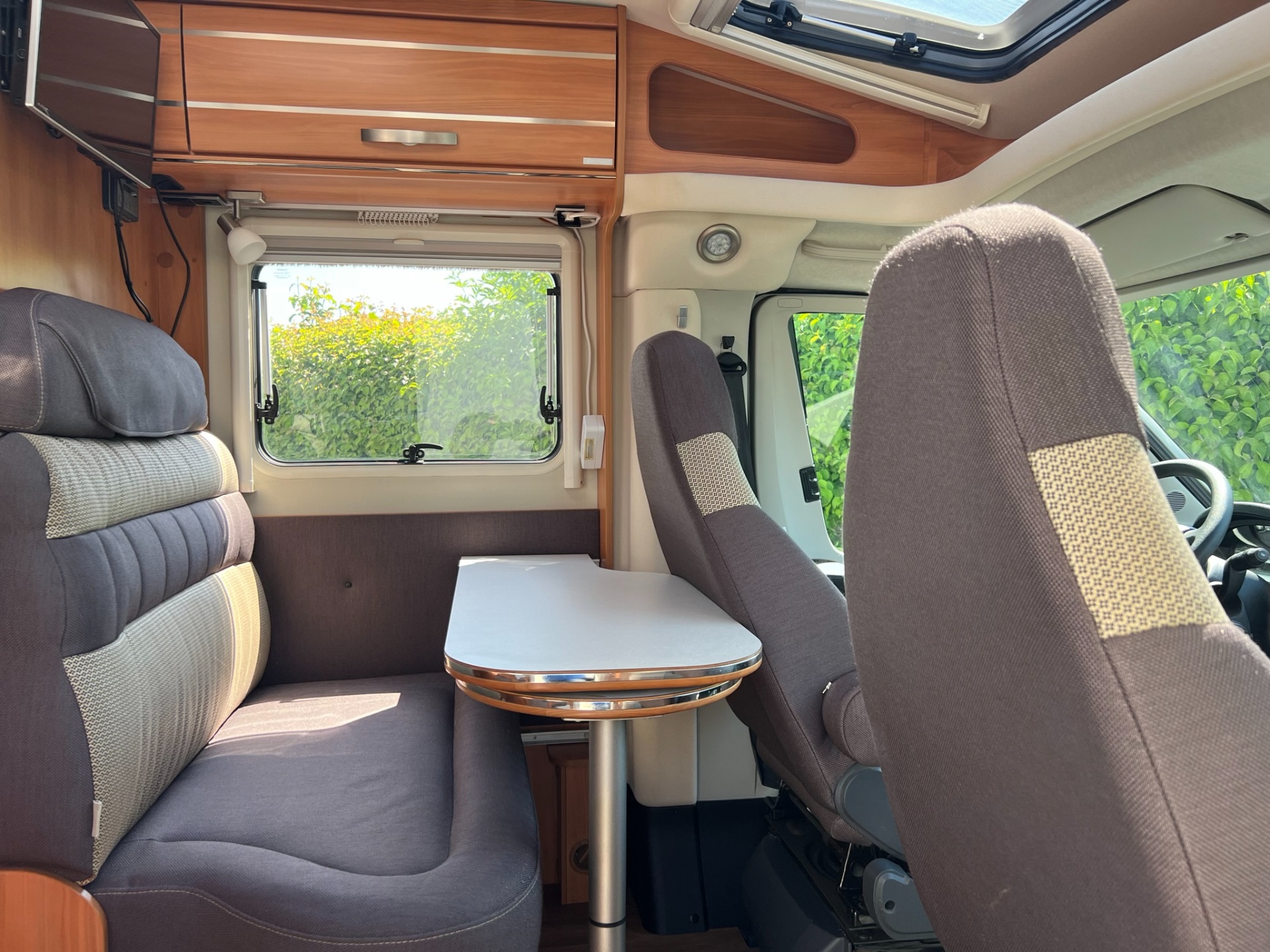 Hymer Van 374 - automaat - motor en dak airco - enkele bedden