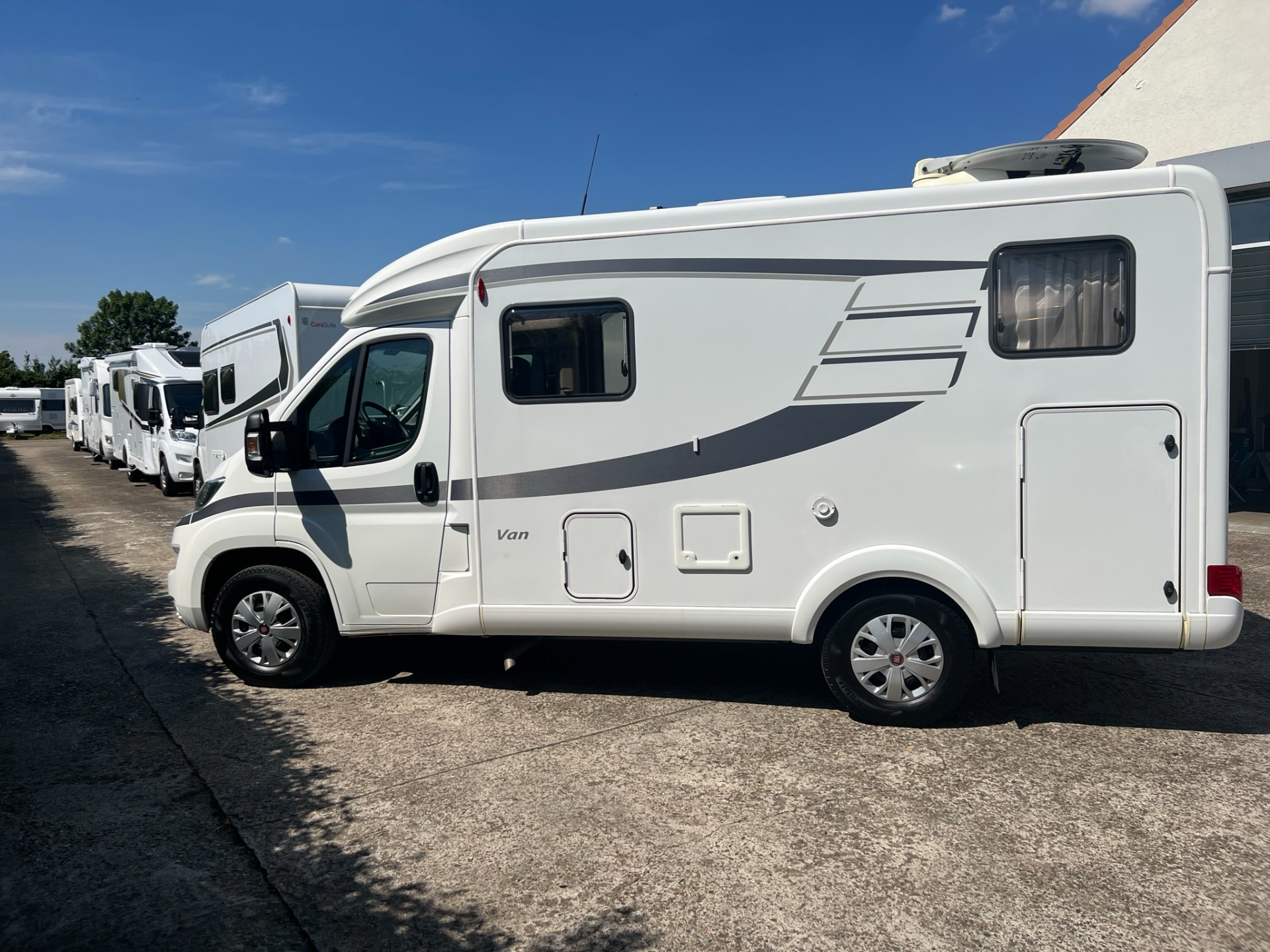 Hymer Van 374 - automaat - motor en dak airco - enkele bedden