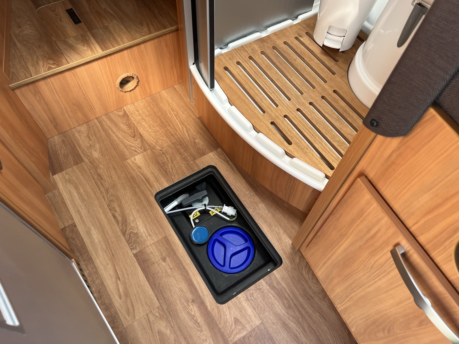 Hymer Van 374 - automaat - motor en dak airco - enkele bedden