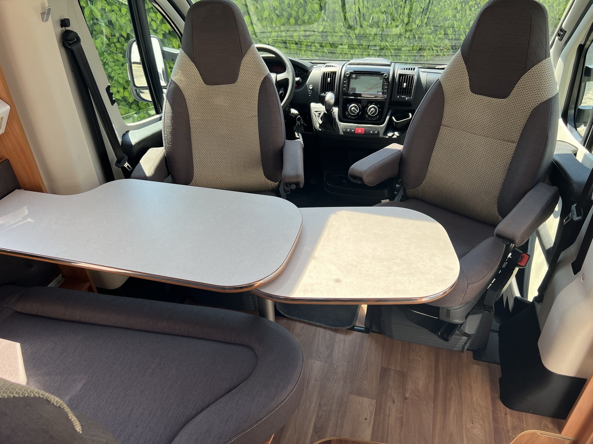 Hymer Van 374 - automaat - motor en dak airco - enkele bedden