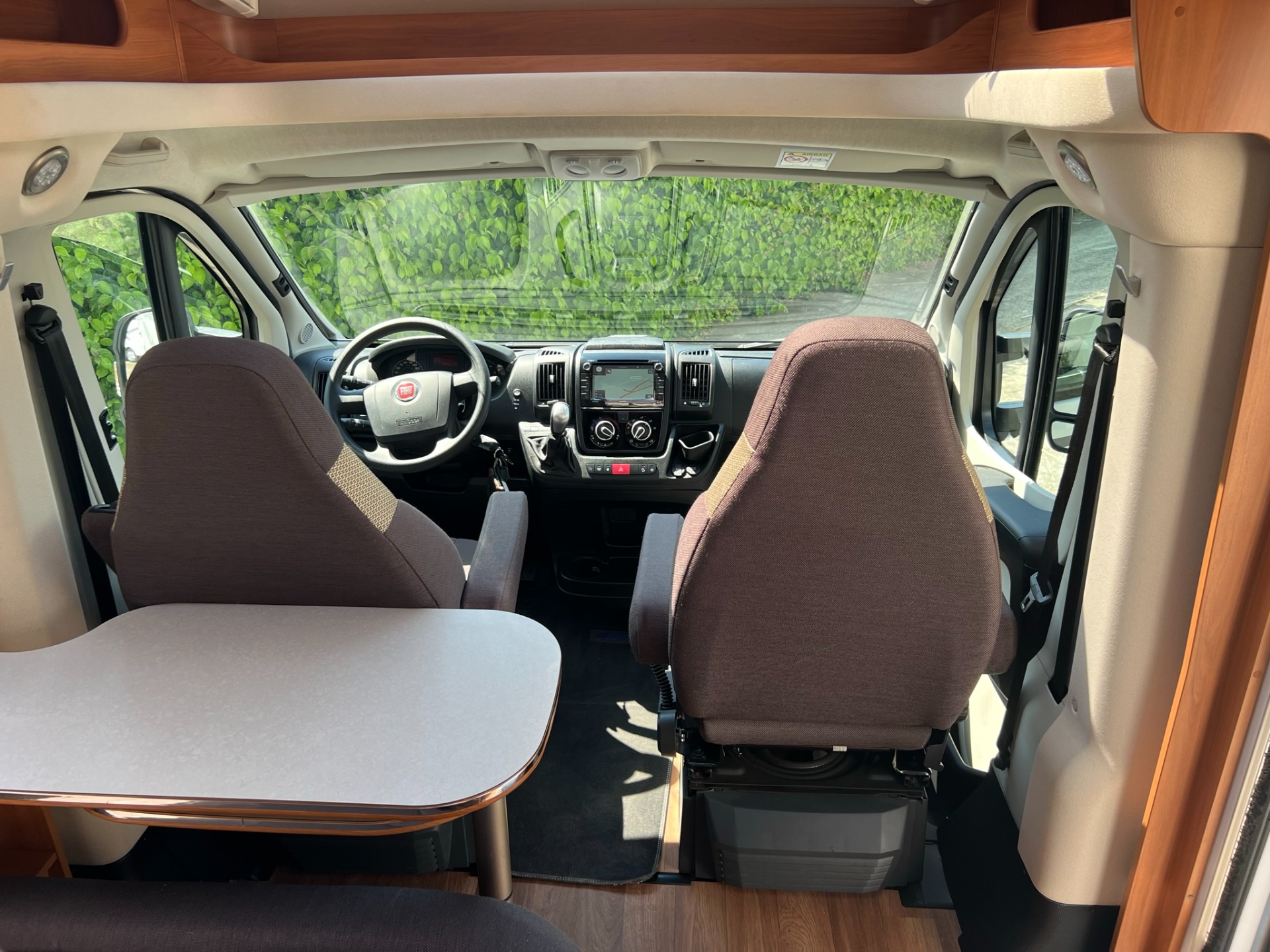 Hymer Van 374 - automaat - motor en dak airco - enkele bedden