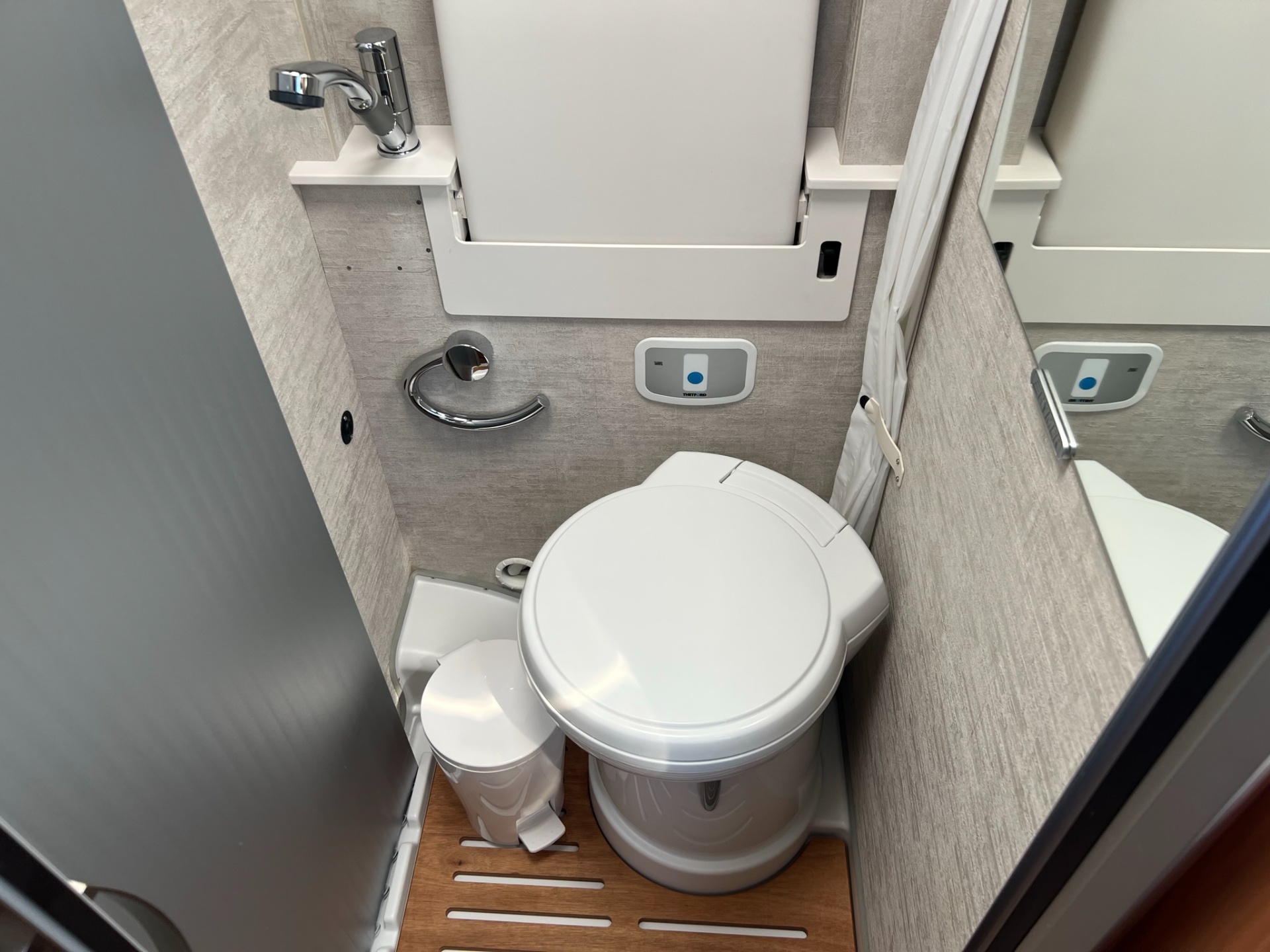 Hymer Van 374 - automaat - motor en dak airco - enkele bedden