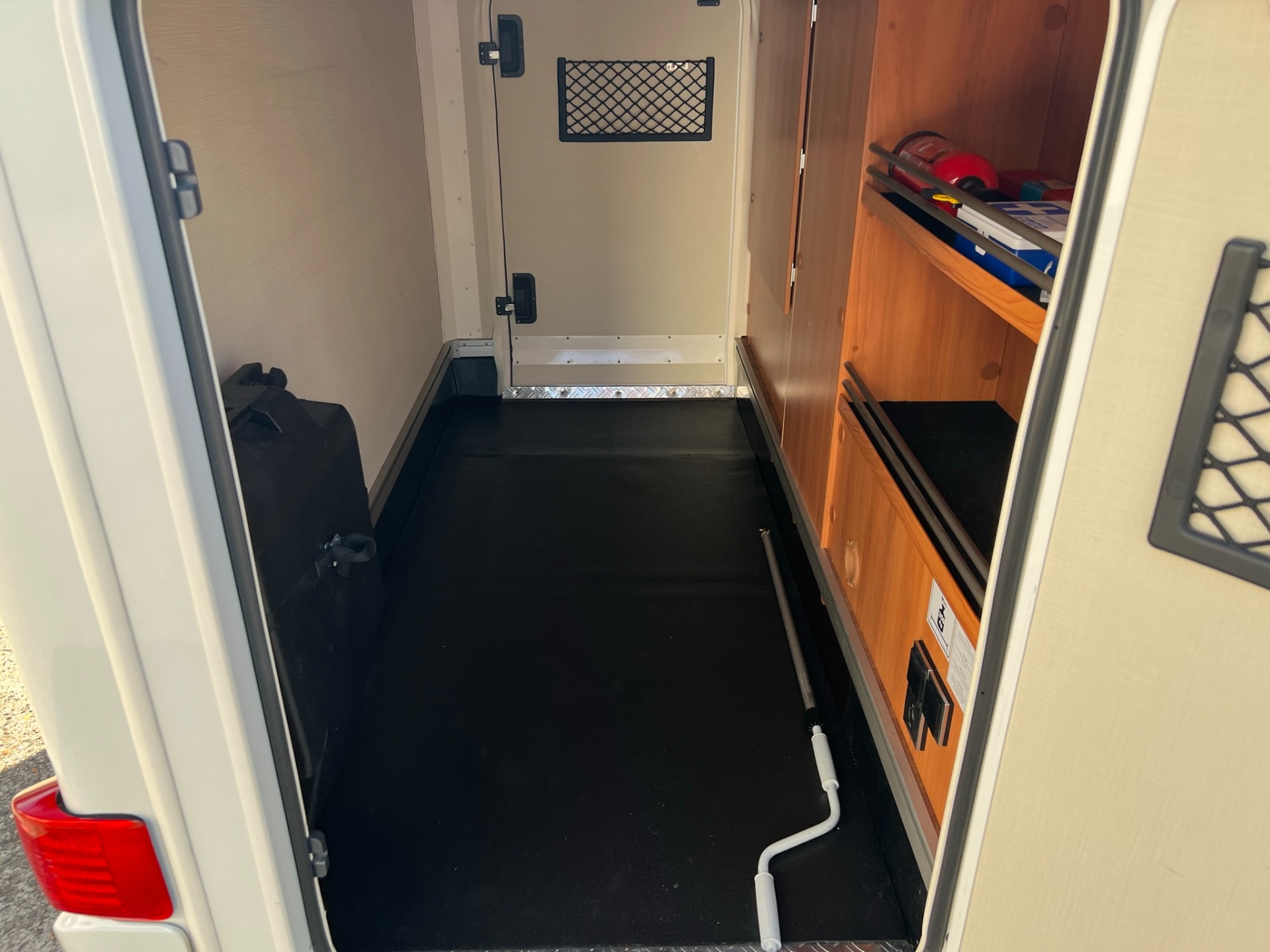 Hymer Van 374 - automaat - motor en dak airco - enkele bedden