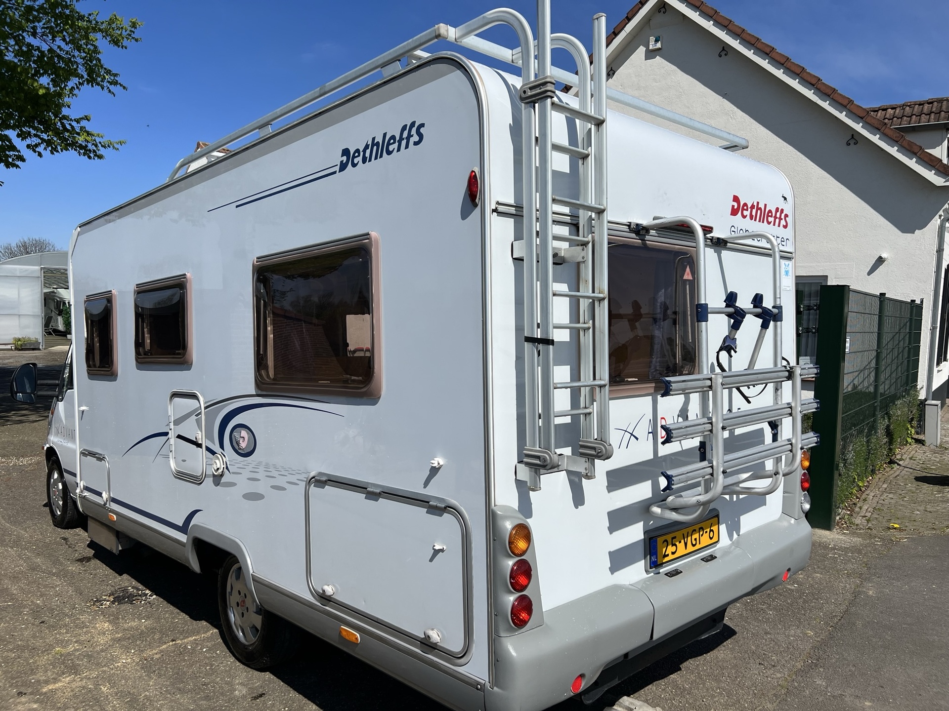 Dethleffs Avantgarde  6501 T  -  vast bed - 2 zonnepanelen - half integraal