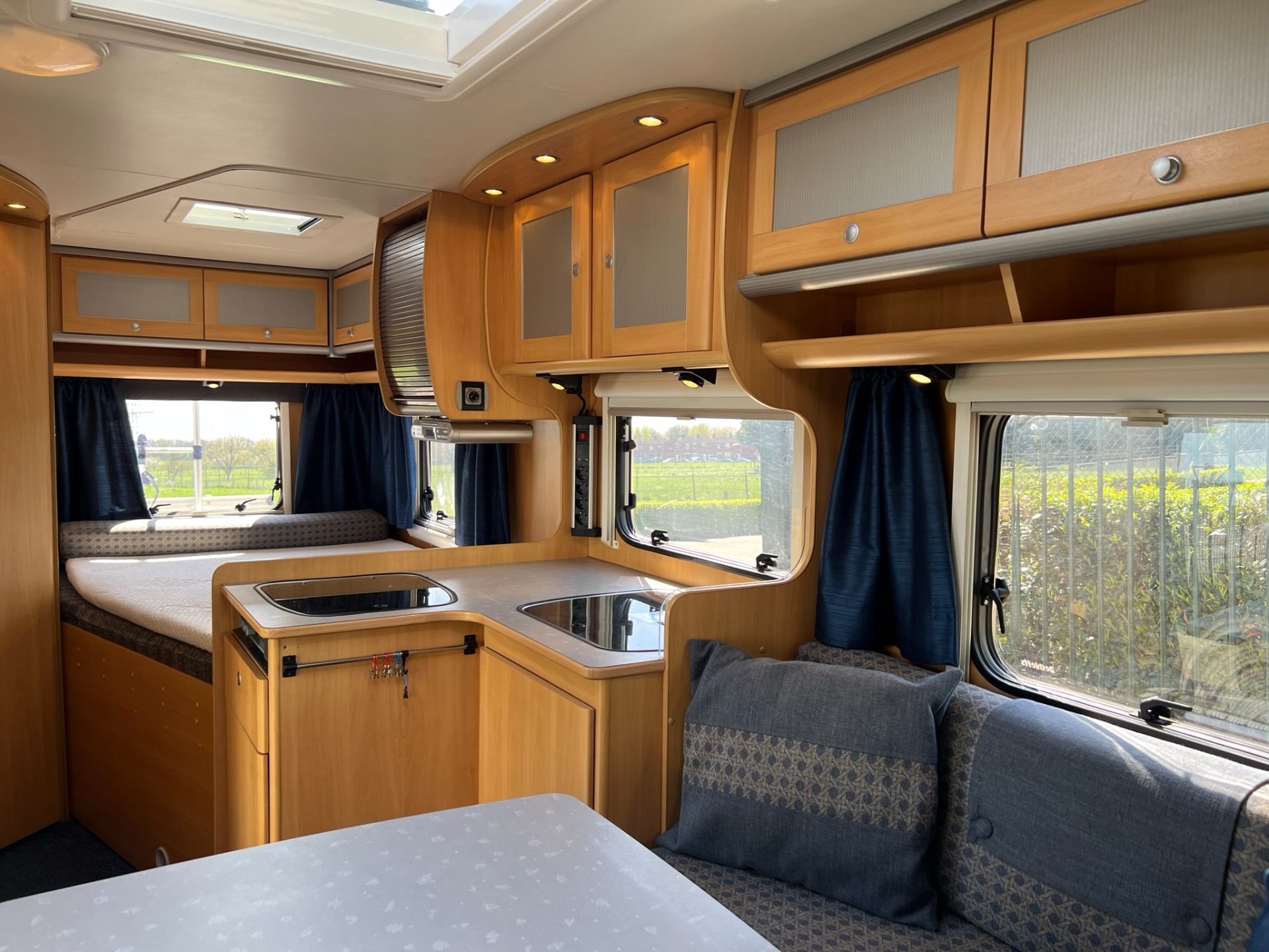 Dethleffs Avantgarde  6501 T  -  vast bed - 2 zonnepanelen - half integraal