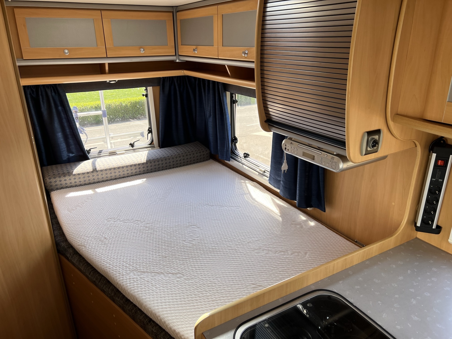 Dethleffs Avantgarde  6501 T  -  vast bed - 2 zonnepanelen - half integraal