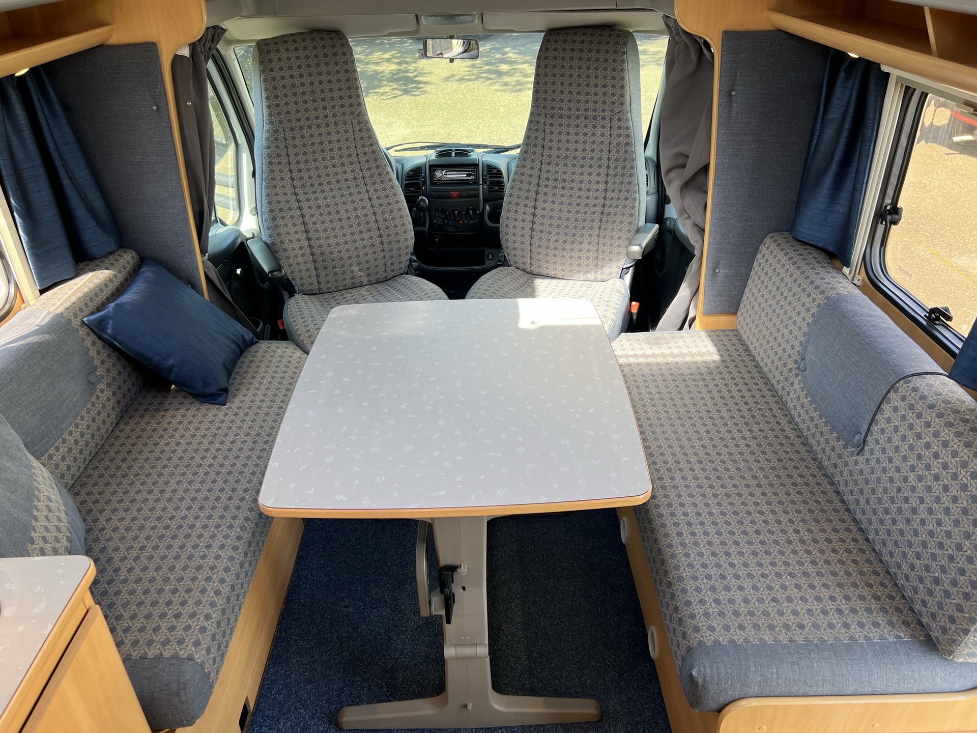 Dethleffs Avantgarde  6501 T  -  vast bed - 2 zonnepanelen - half integraal