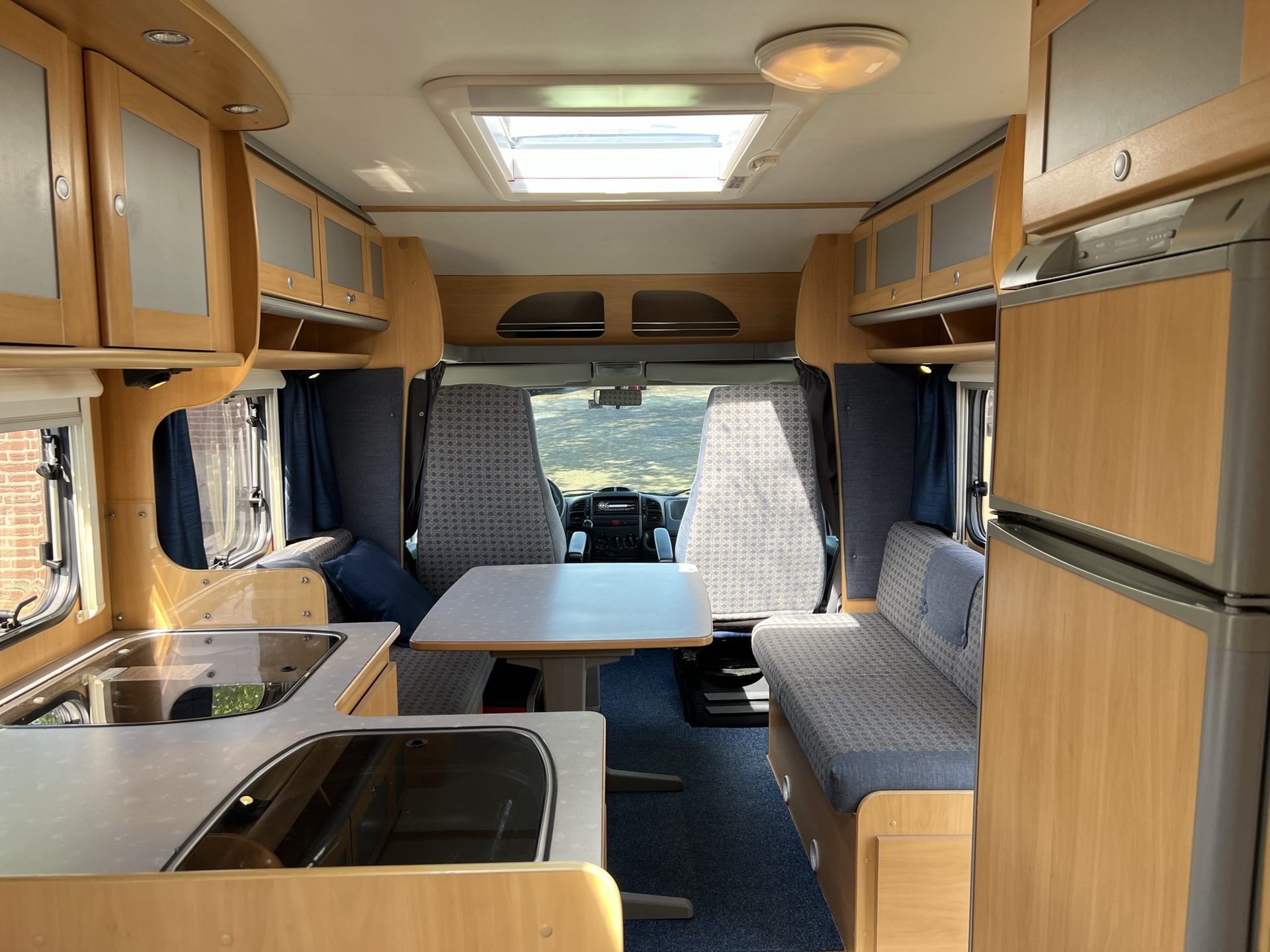 Dethleffs Avantgarde  6501 T  -  vast bed - 2 zonnepanelen - half integraal