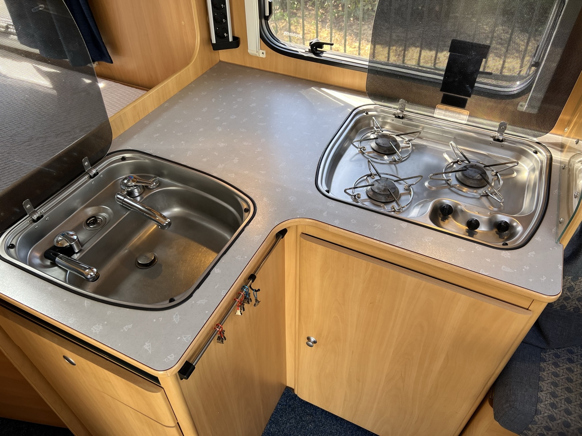 Dethleffs Avantgarde  6501 T  -  vast bed - 2 zonnepanelen - half integraal