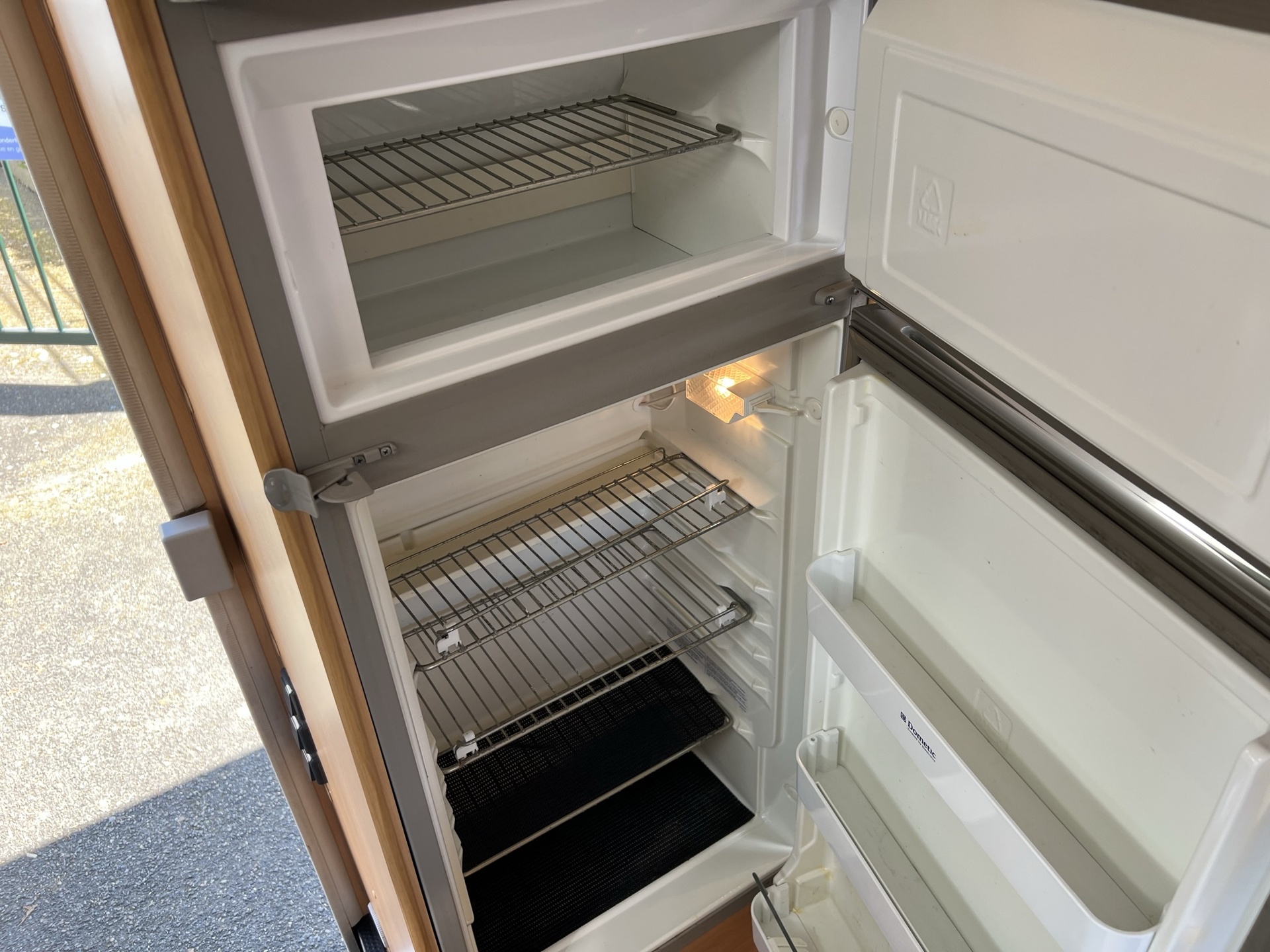 Dethleffs Avantgarde  6501 T  -  vast bed - 2 zonnepanelen - half integraal