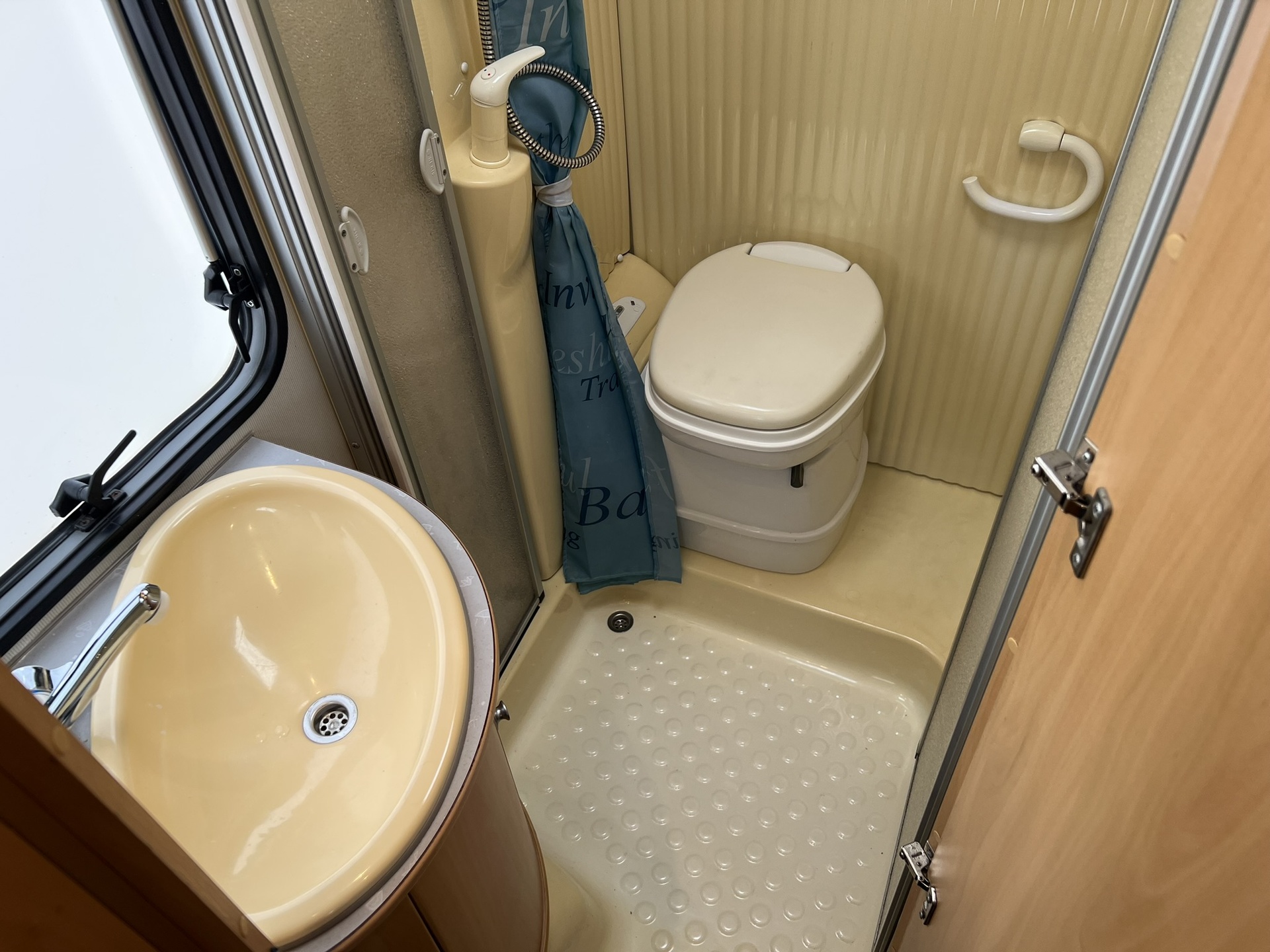 Dethleffs Avantgarde  6501 T  -  vast bed - 2 zonnepanelen - half integraal