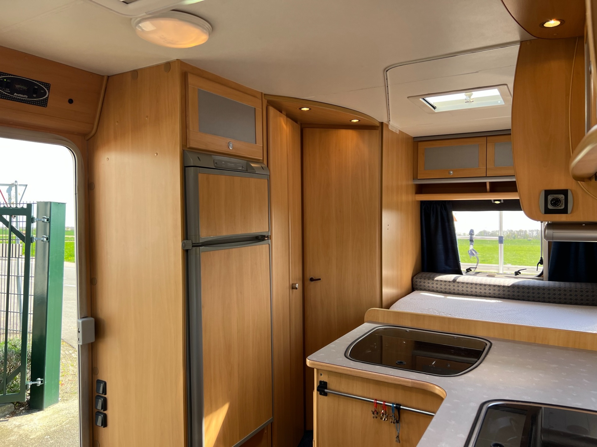 Dethleffs Avantgarde  6501 T  -  vast bed - 2 zonnepanelen - half integraal